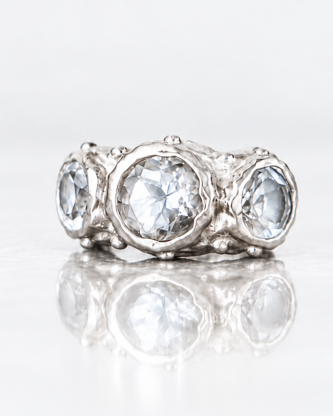 ARO EARCUFF SOLENE DE PLATA Y TOPACIO BLANCO