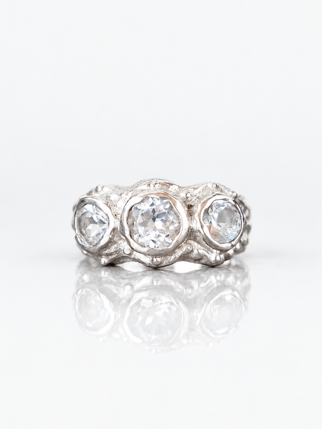 ANILLO SOLENE DE PLATA Y TOPACIOS BLANCOS