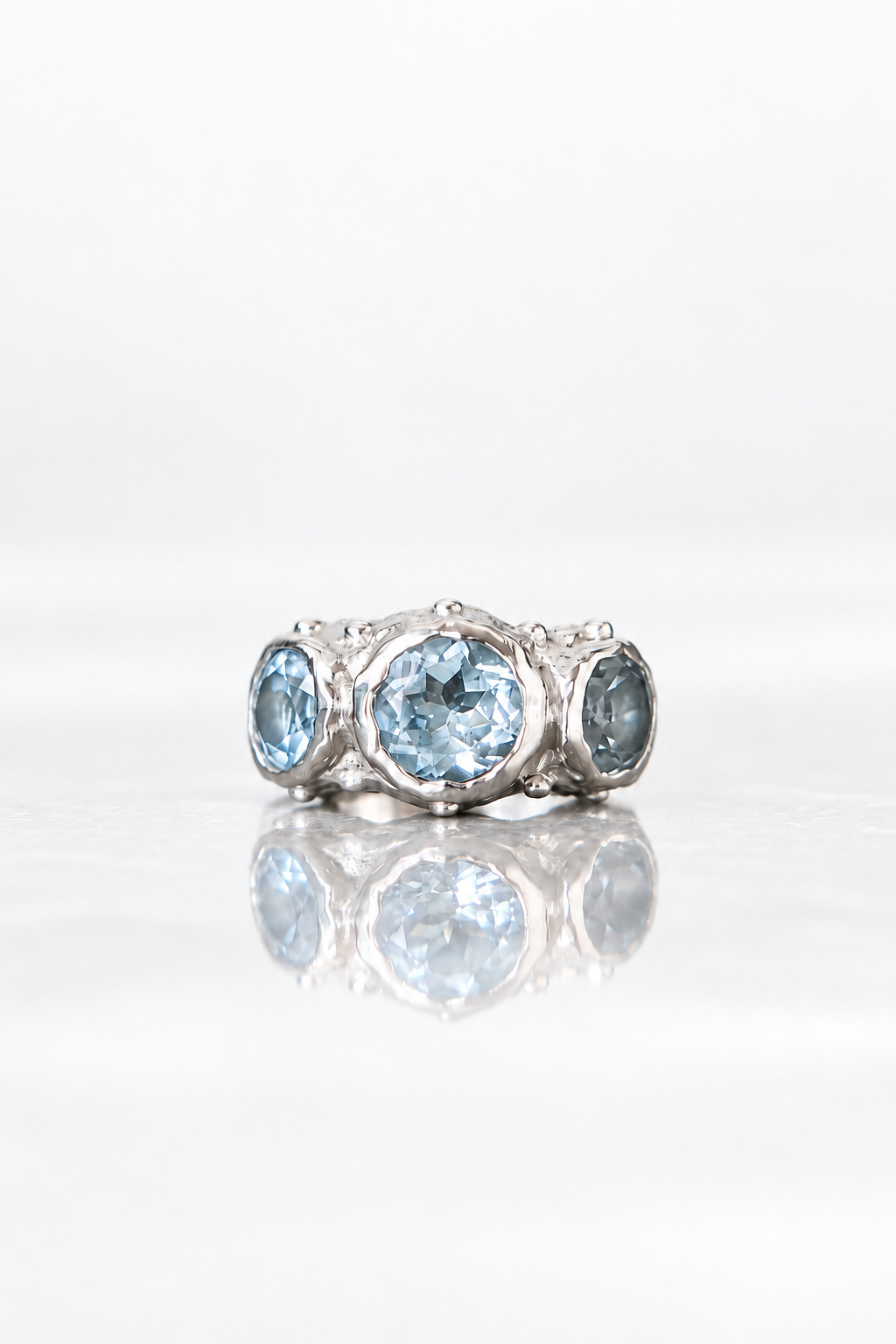 ARO EARCUFF SOLENE DE PLATA Y TOPACIO CELESTE