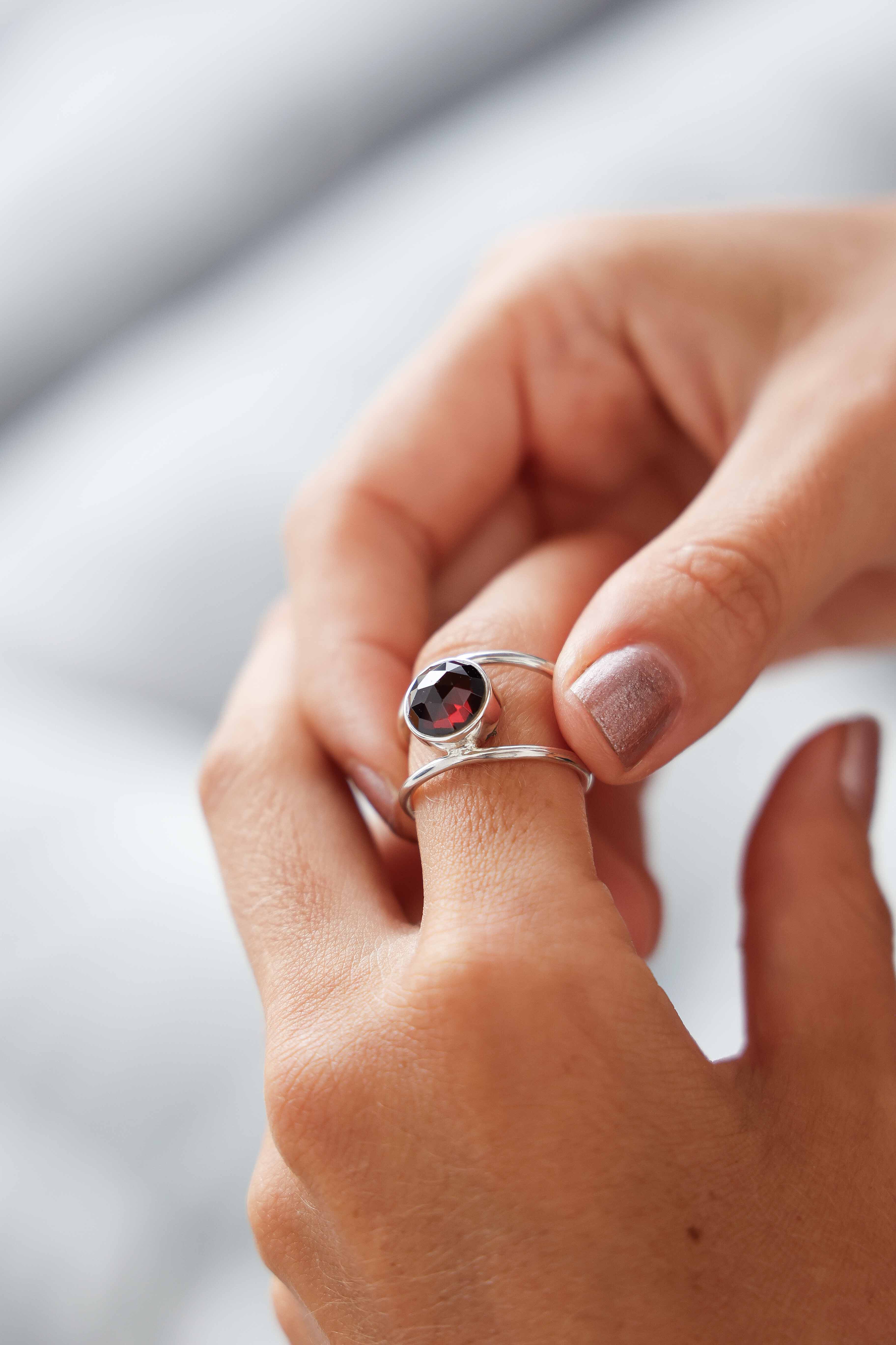 ANILLO NADRA GRANATE