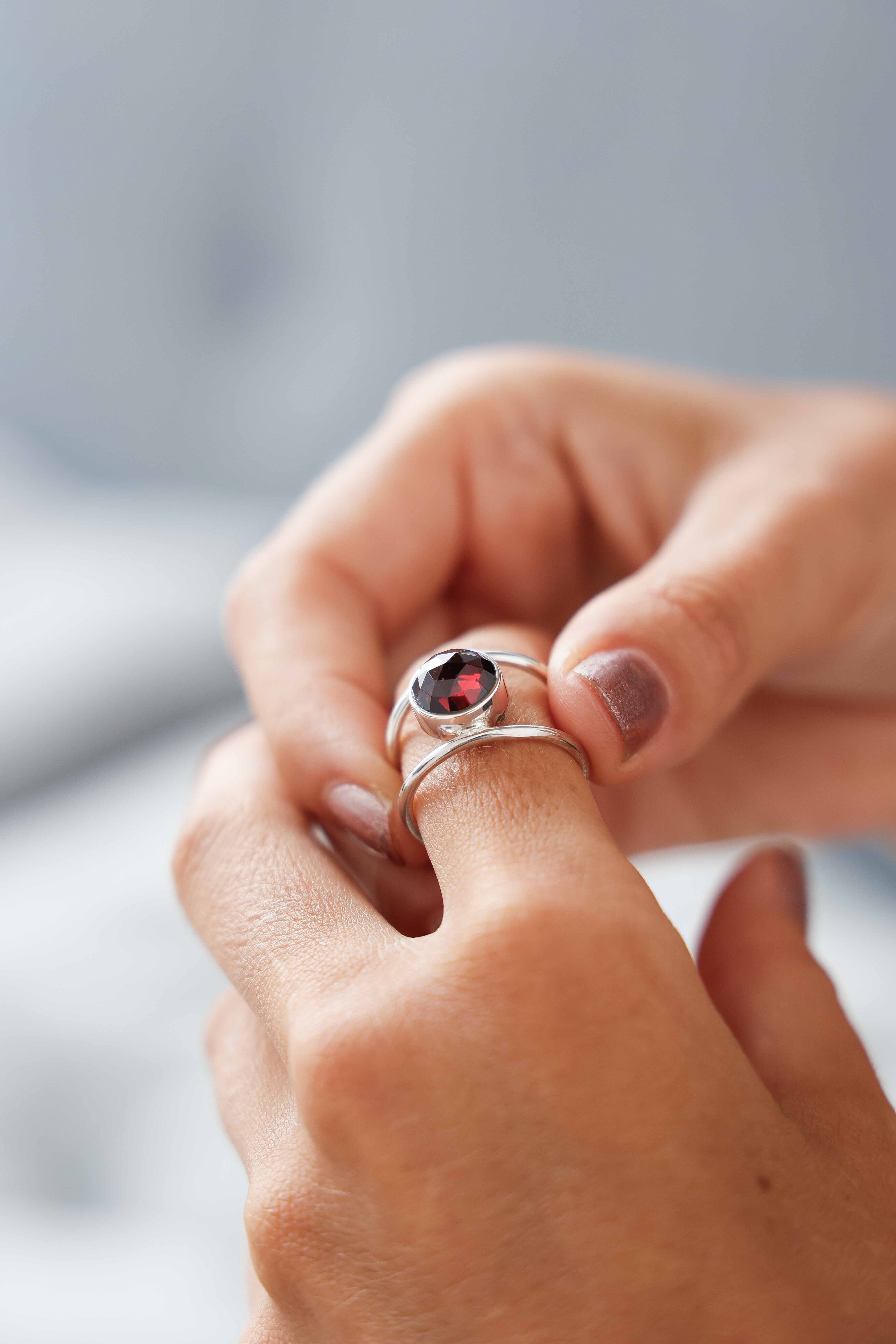 ANILLO NADRA GRANATE