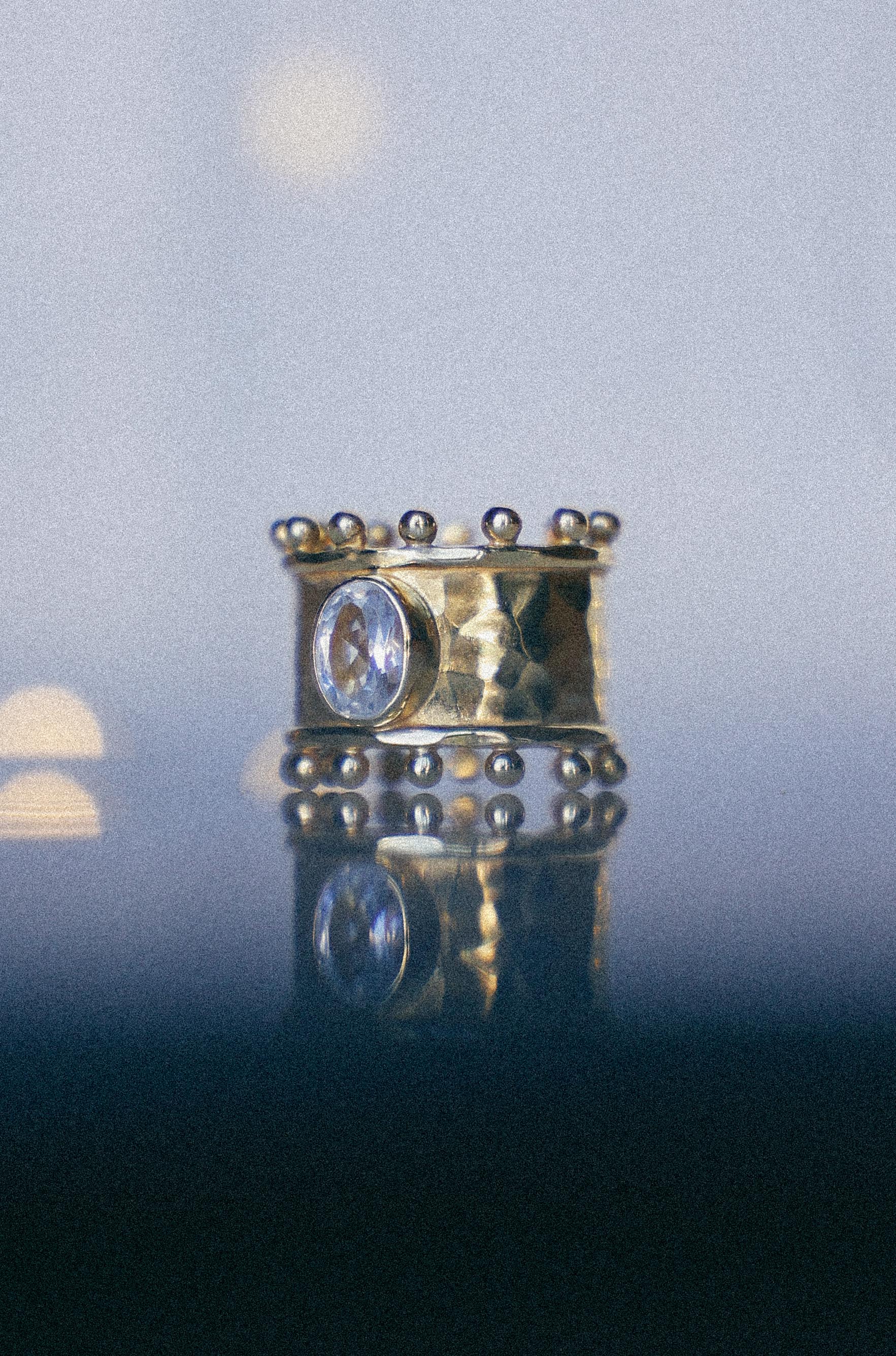 ANILLO ÉTER GOLD Y TOPACIO BLANCO