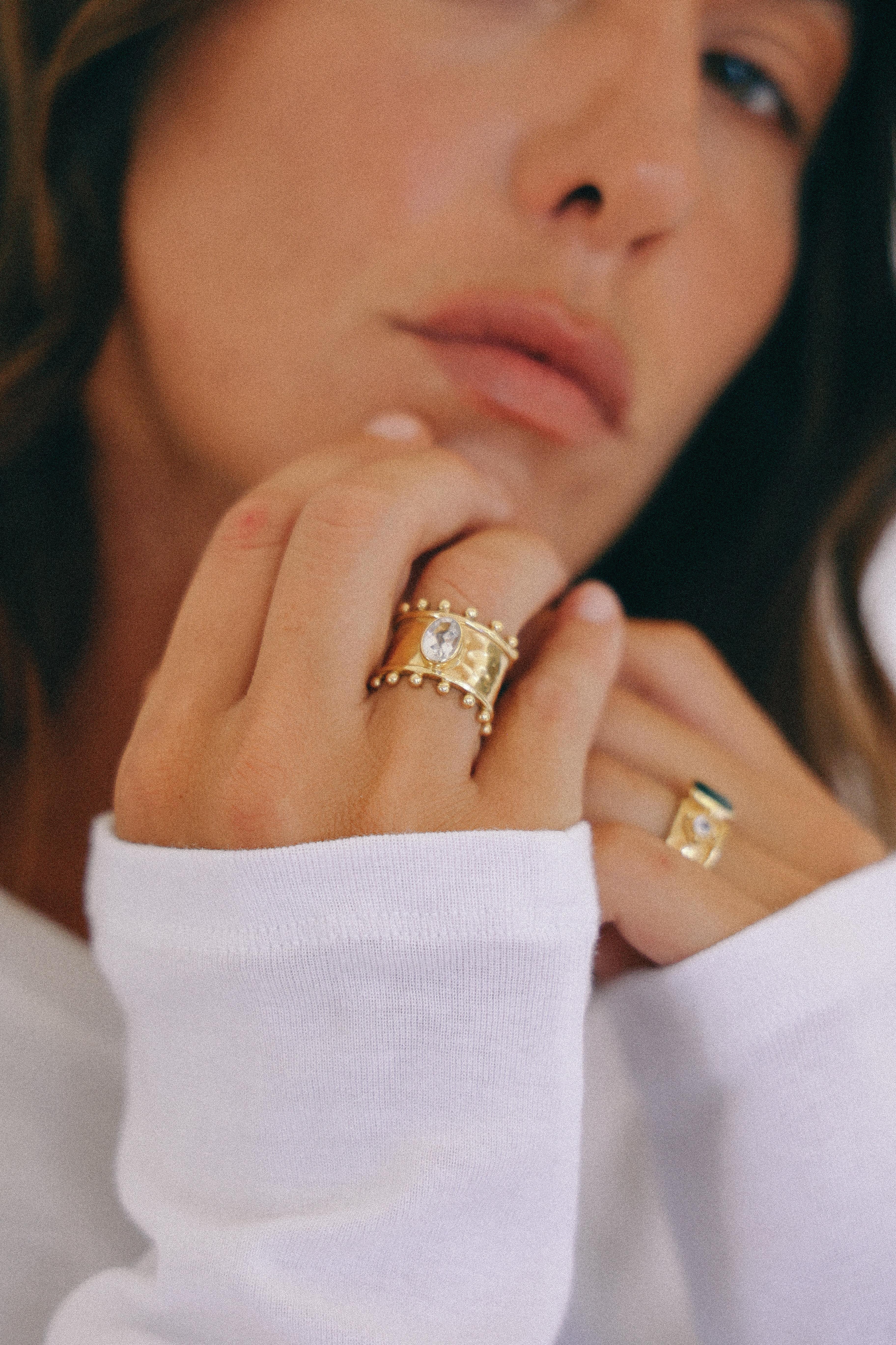 ANILLO ÉTER GOLD Y TOPACIO BLANCO