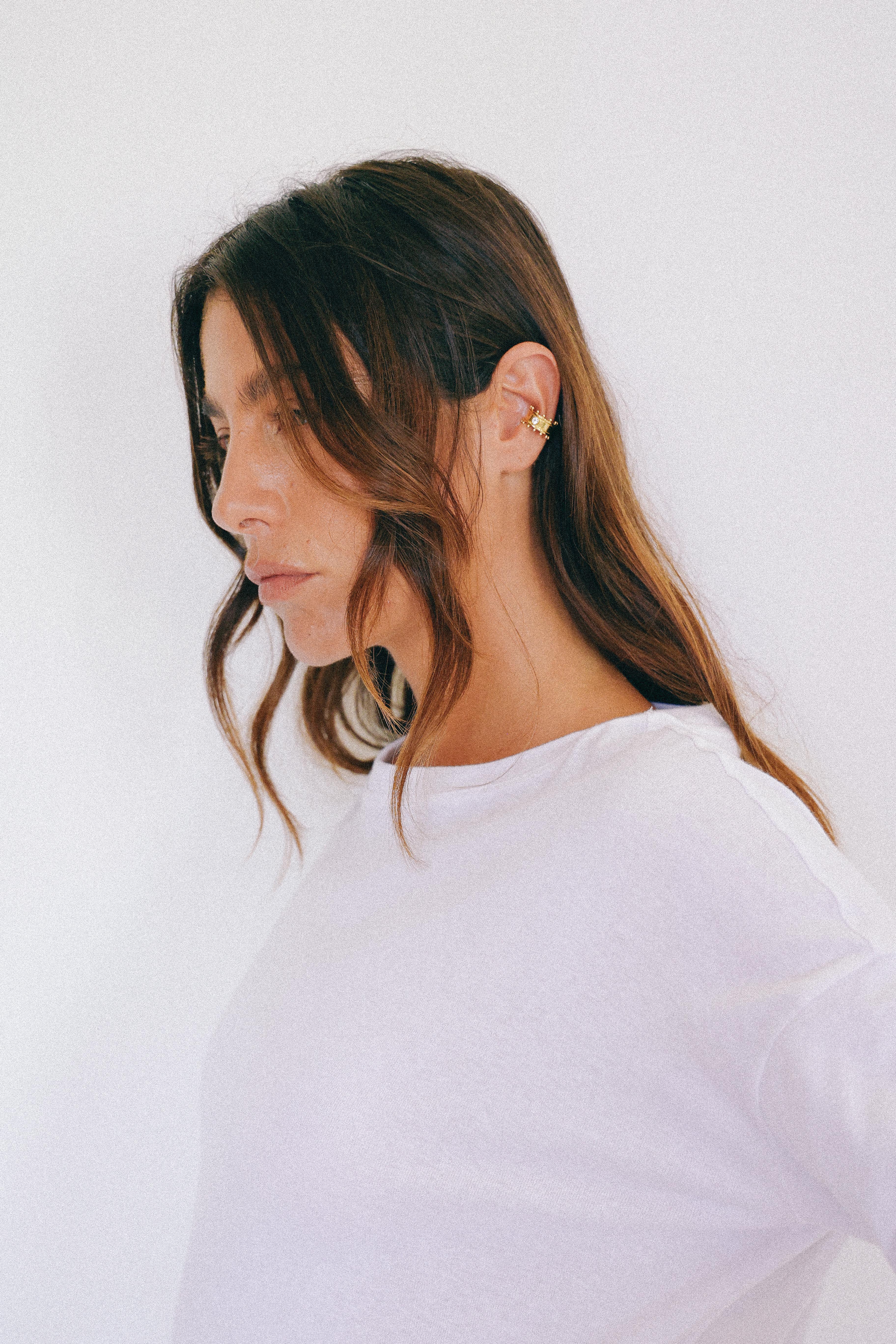 ARO EARCUFF ÉTER GOLD Y TOPACIO BLANCO