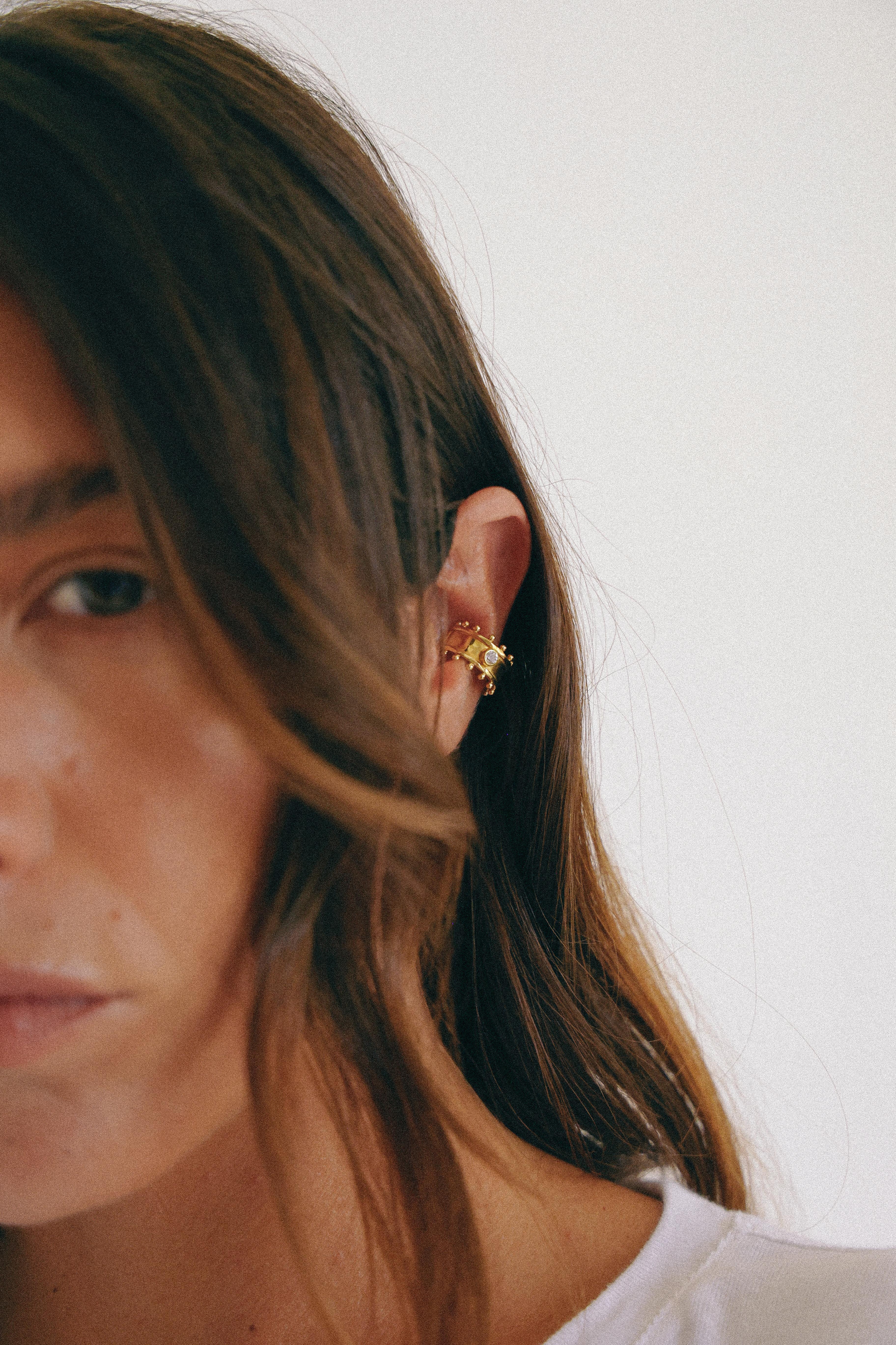 ARO EARCUFF ÉTER GOLD Y TOPACIO BLANCO