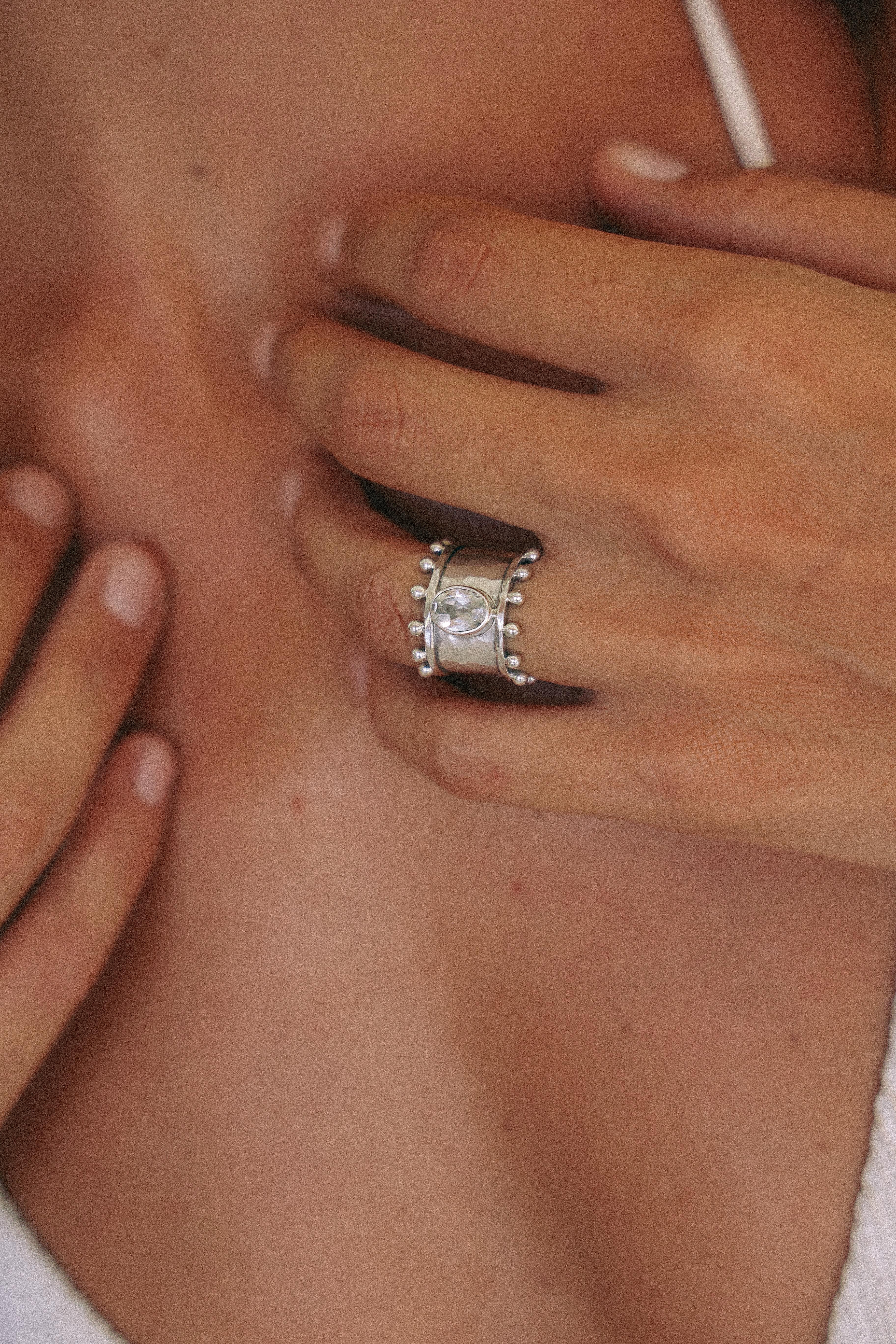 ANILLO ÉTER DE PLATA Y TOPACIO BLANCO