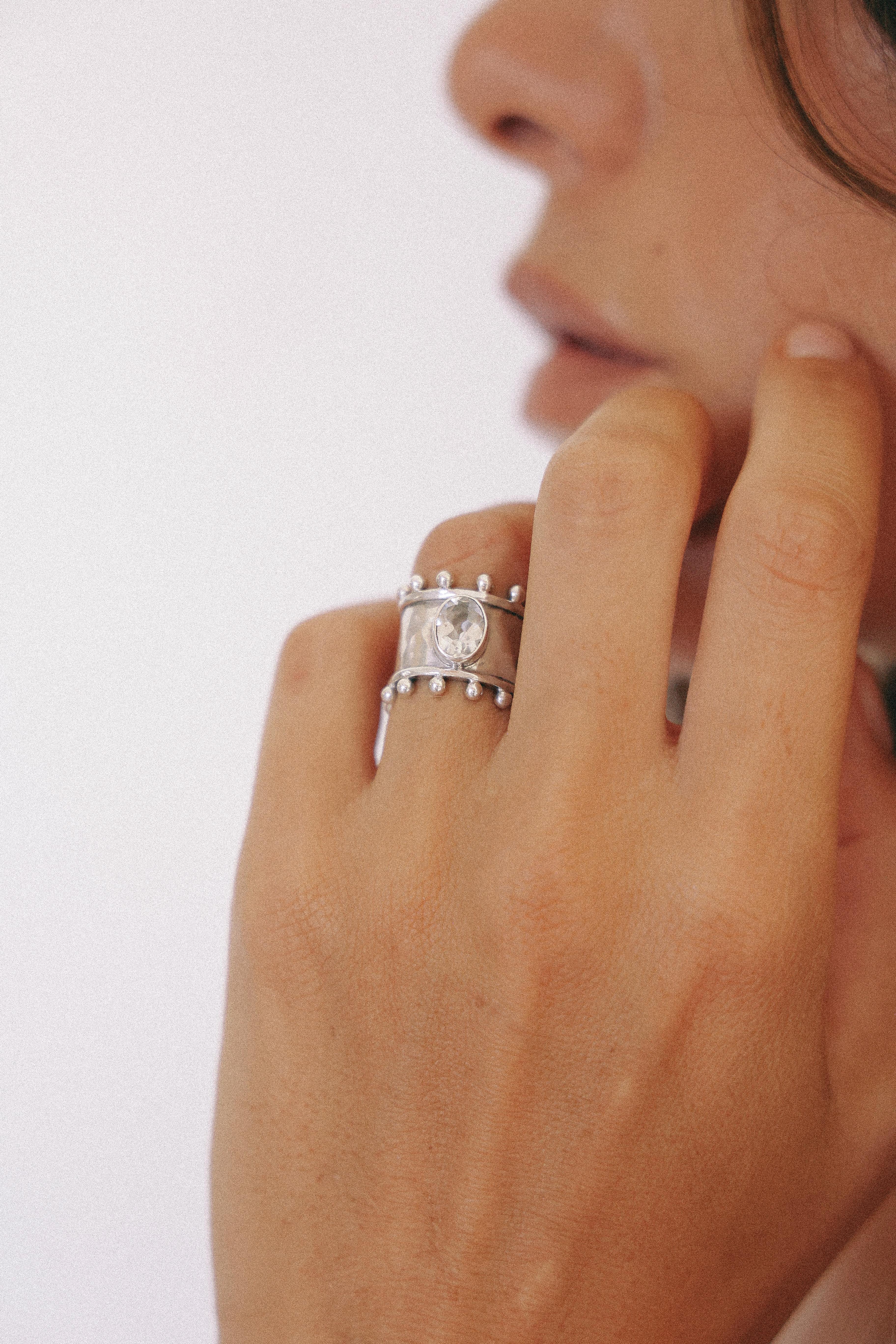 ANILLO ÉTER DE PLATA Y TOPACIO BLANCO
