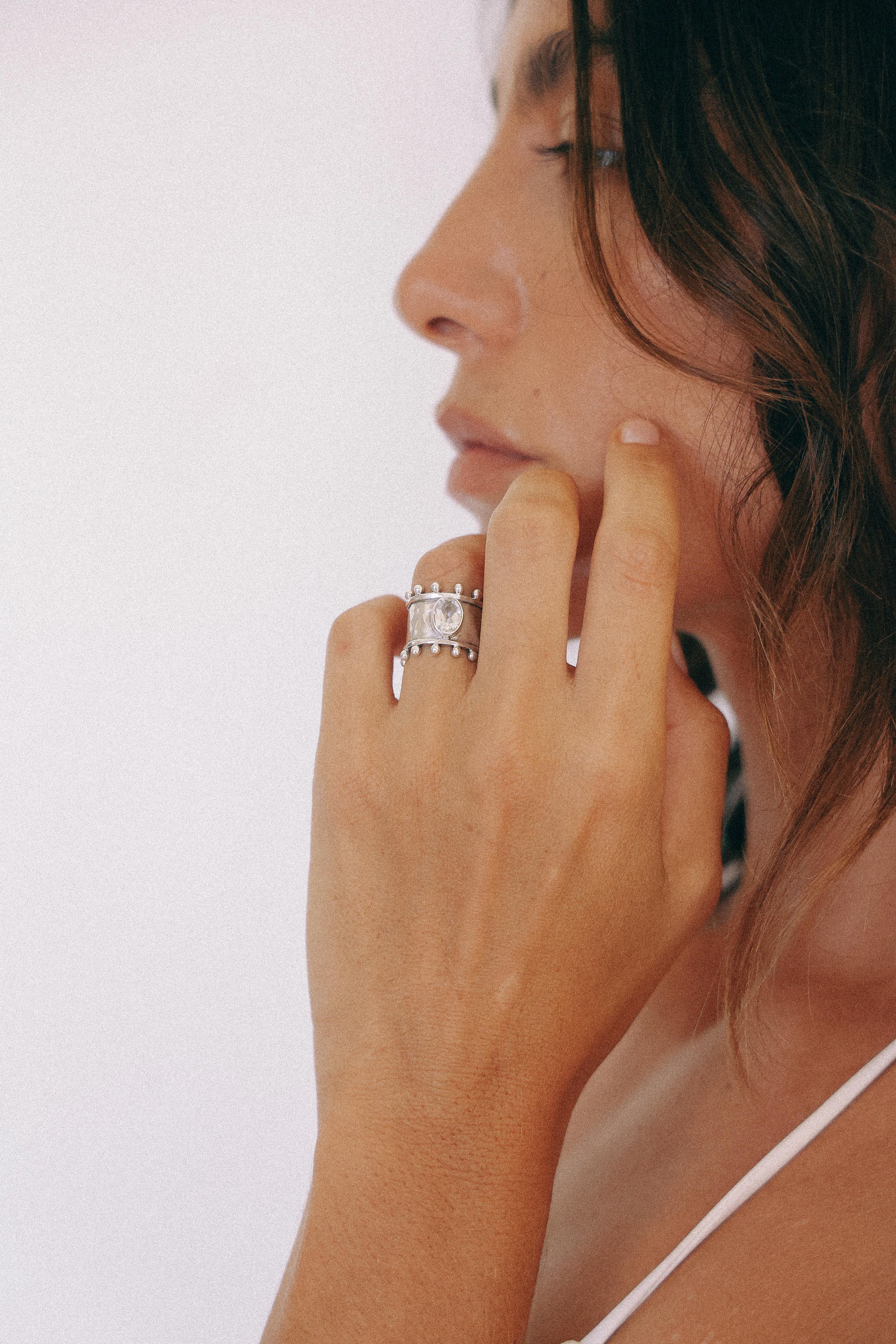 ANILLO ÉTER DE PLATA Y TOPACIO BLANCO