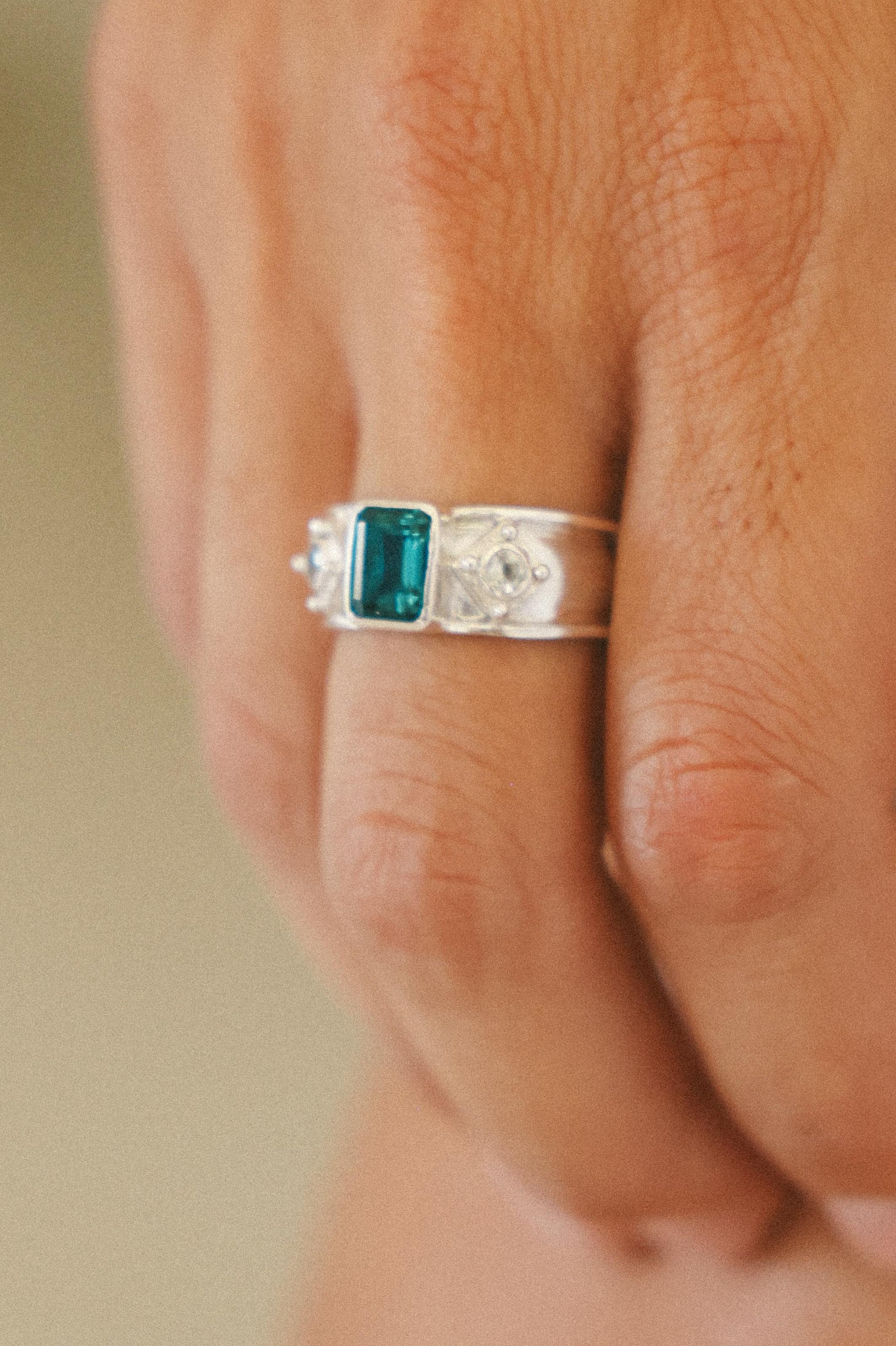 ANILLO AURORA DE PLATA Y CUARZO VERDE
