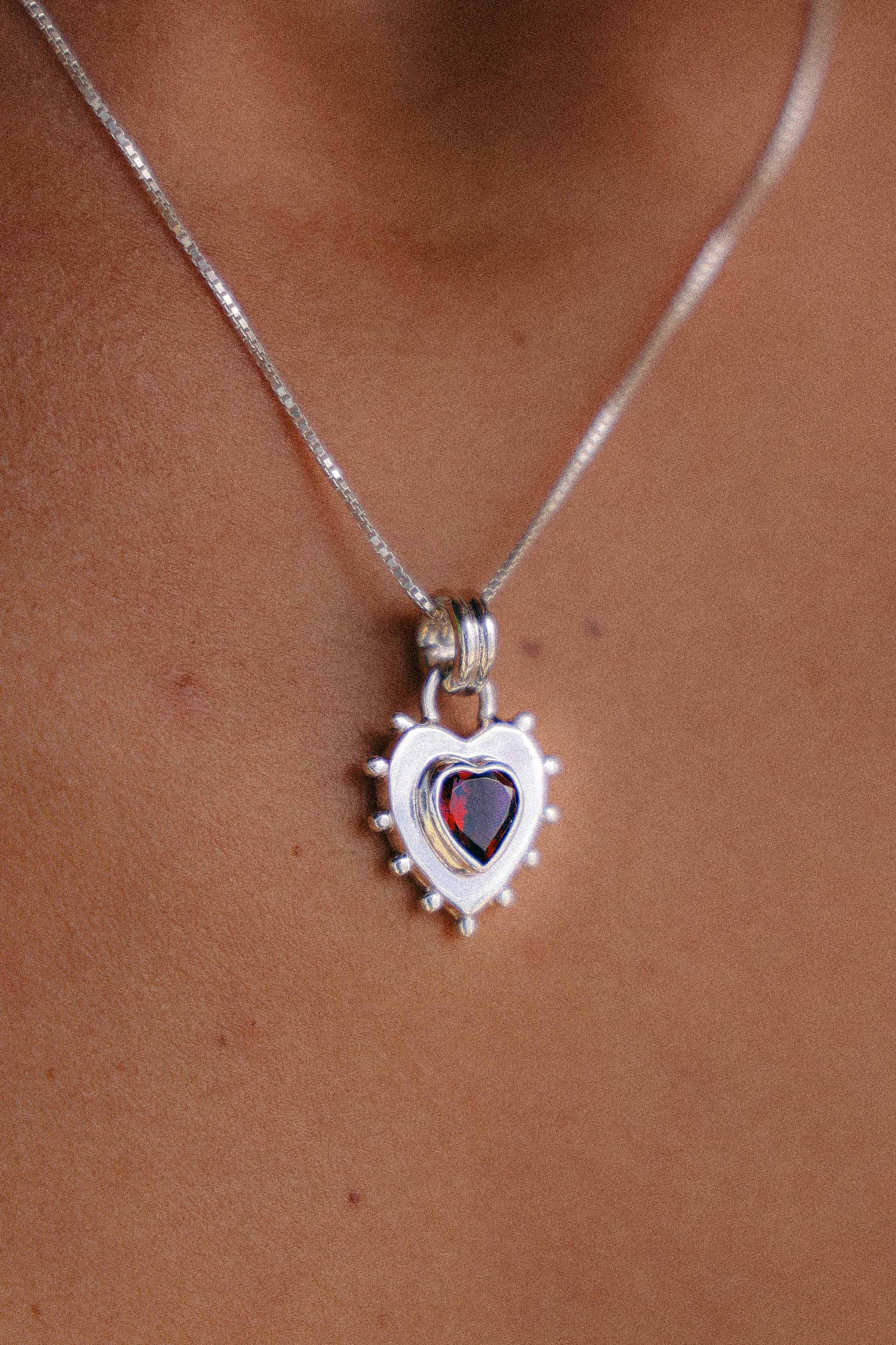 COLLAR CORAZON PLATA Y GRANATE