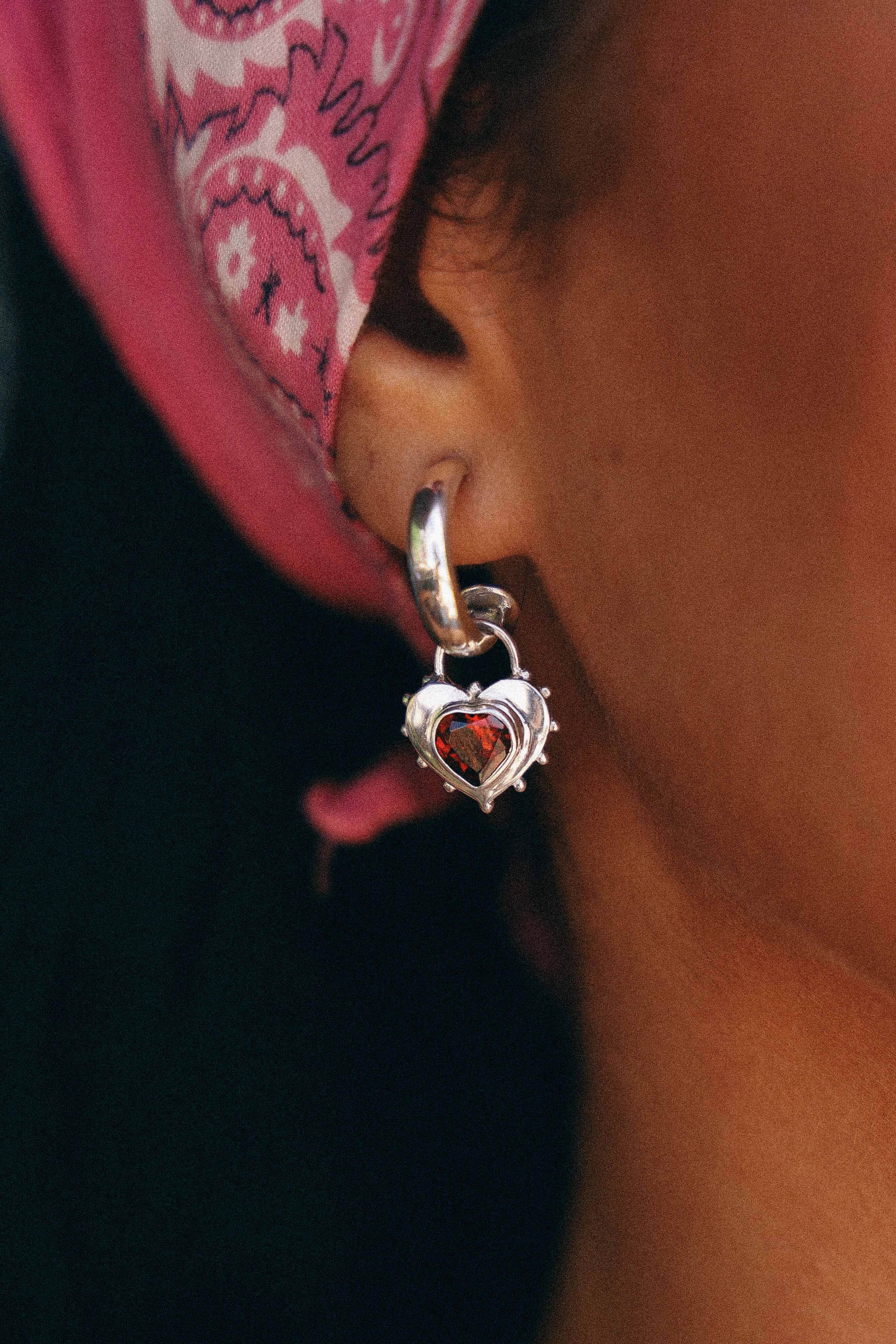 AROS CORAZON DE PLATA Y GRANATE