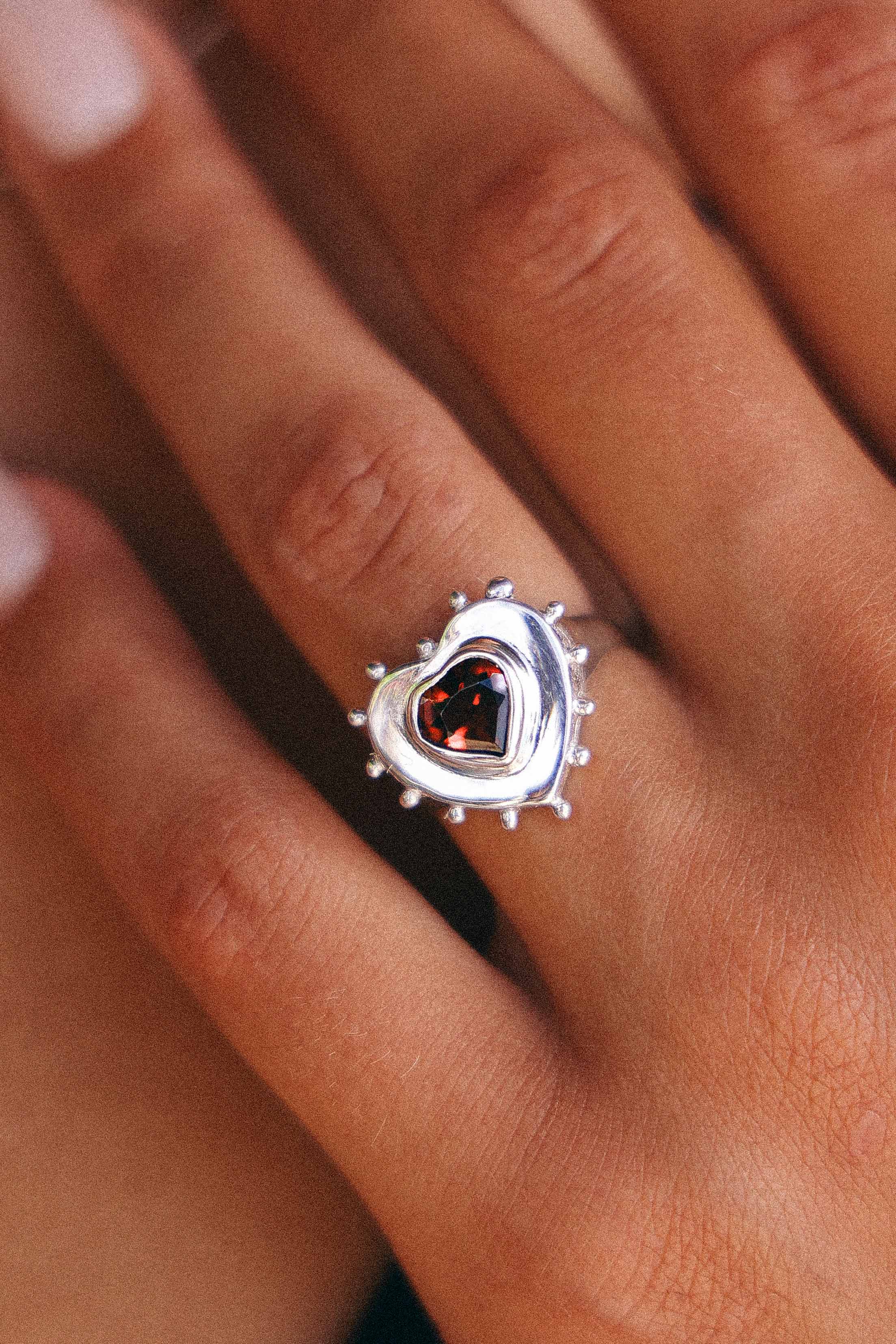 ANILLO CORAZON DE PLATA Y GRANATE