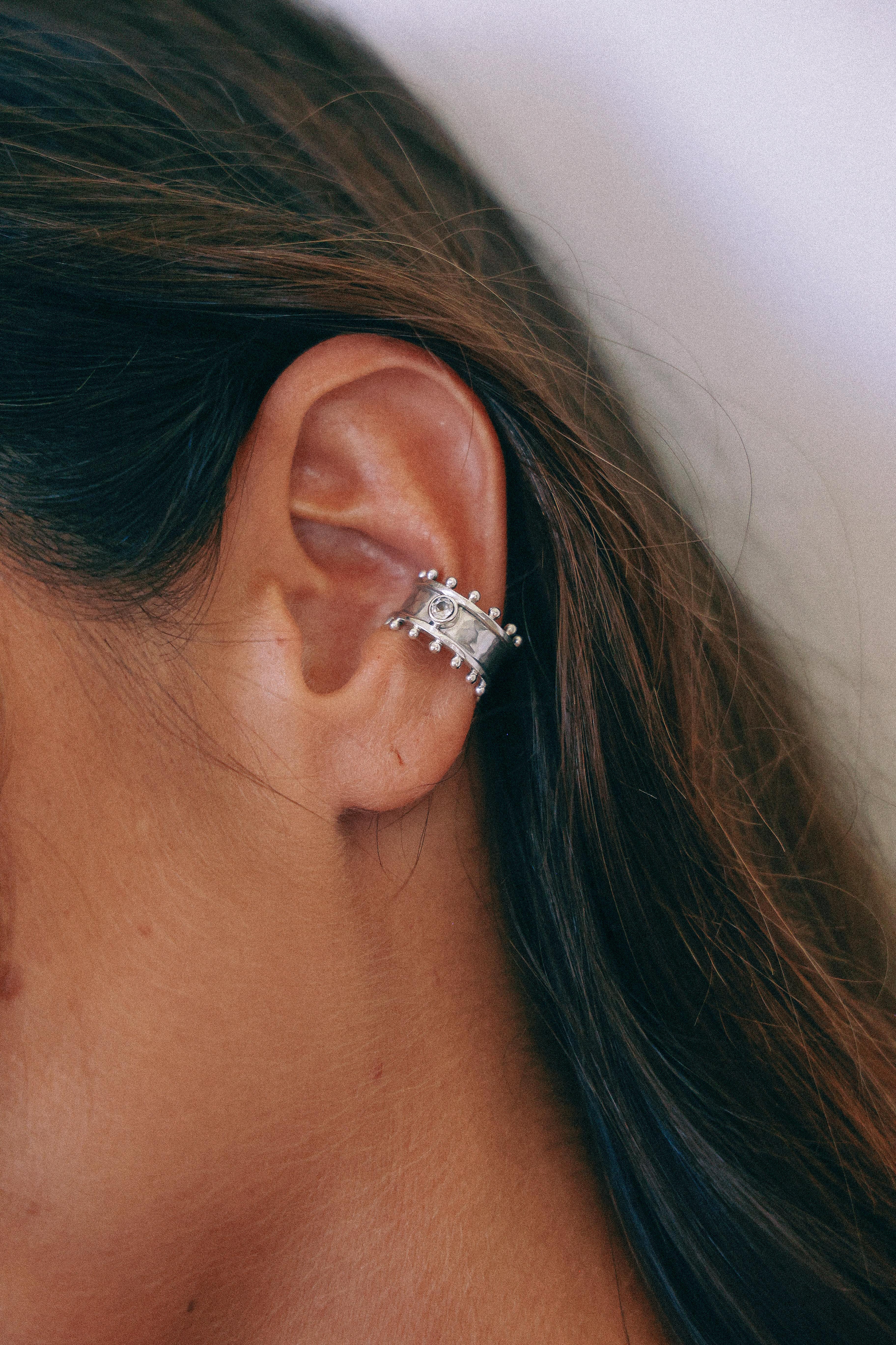 ARO EARCUFF ÉTER DE PLATA TOPACIO BLANCO