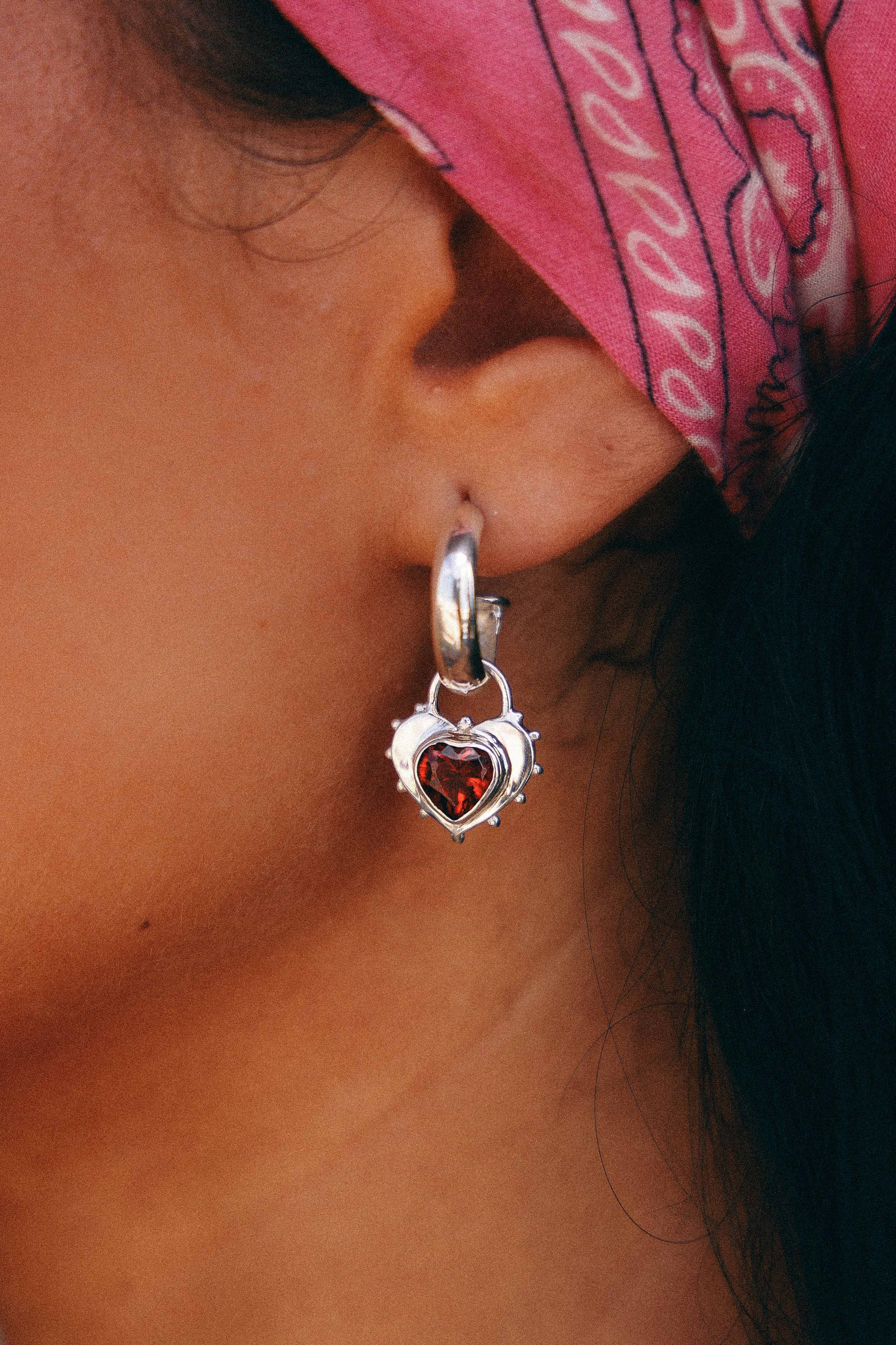 AROS CORAZON DE PLATA Y GRANATE