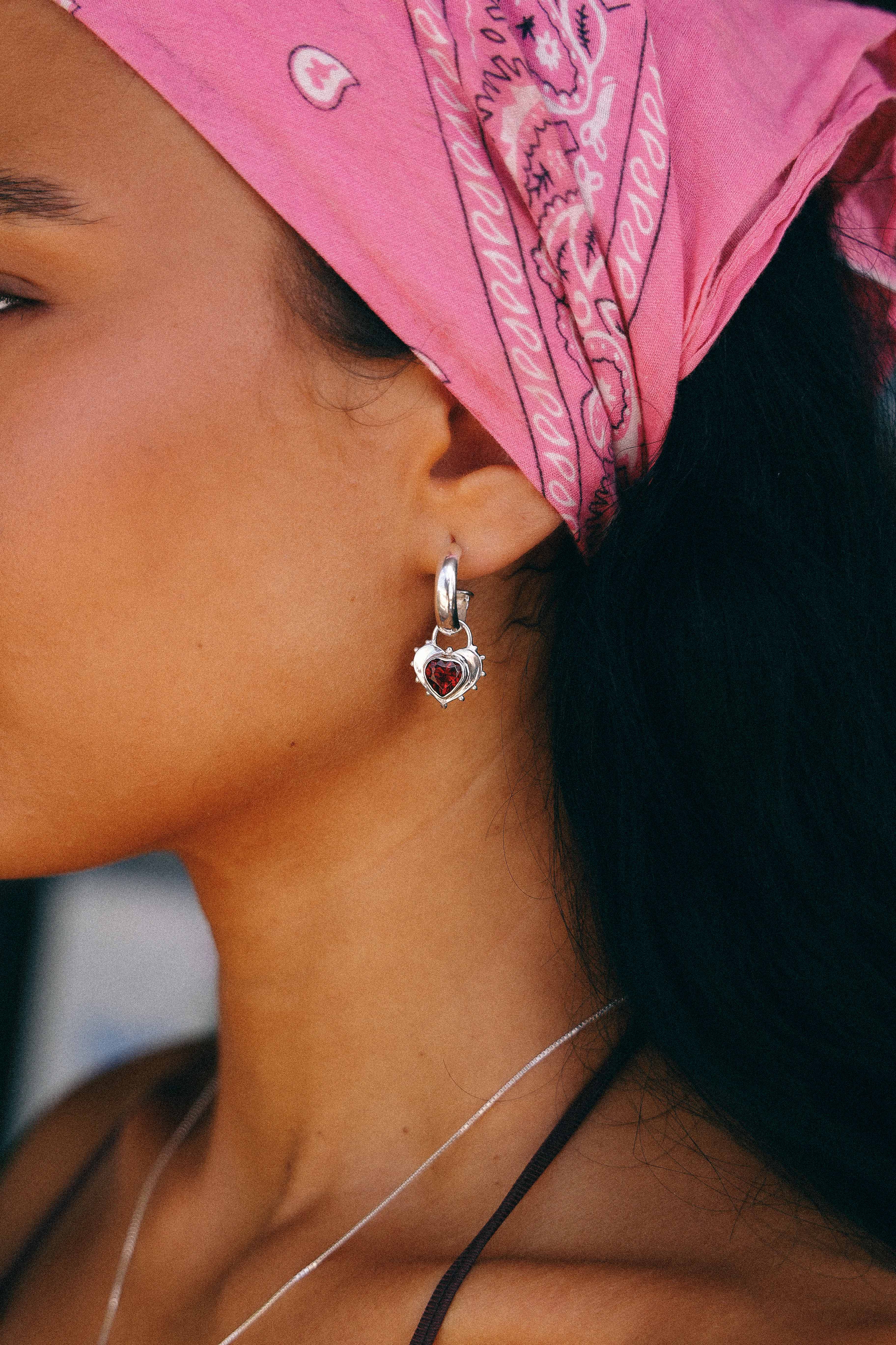 AROS CORAZON DE PLATA Y GRANATE