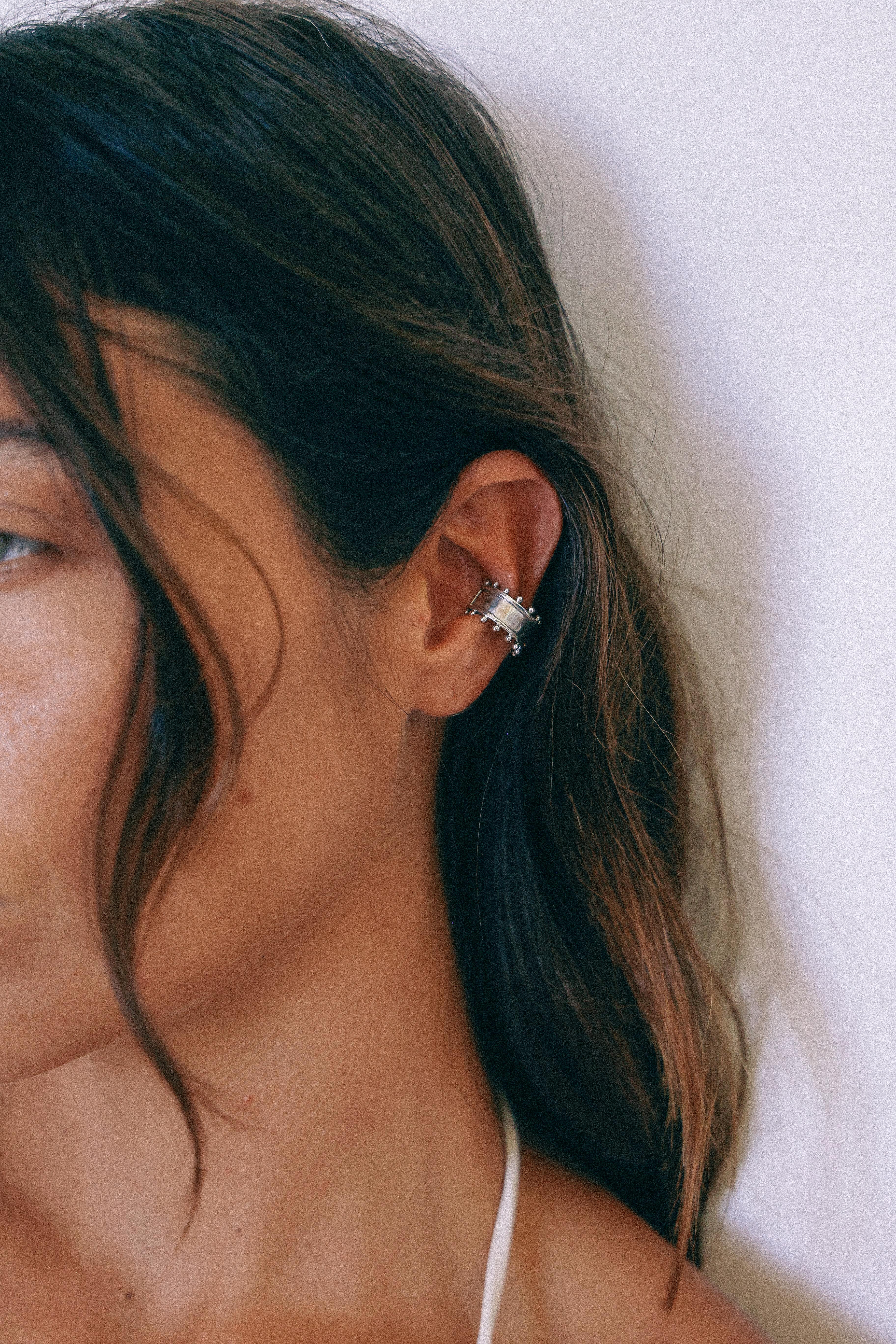 ARO EARCUFF ÉTER DE PLATA TOPACIO BLANCO