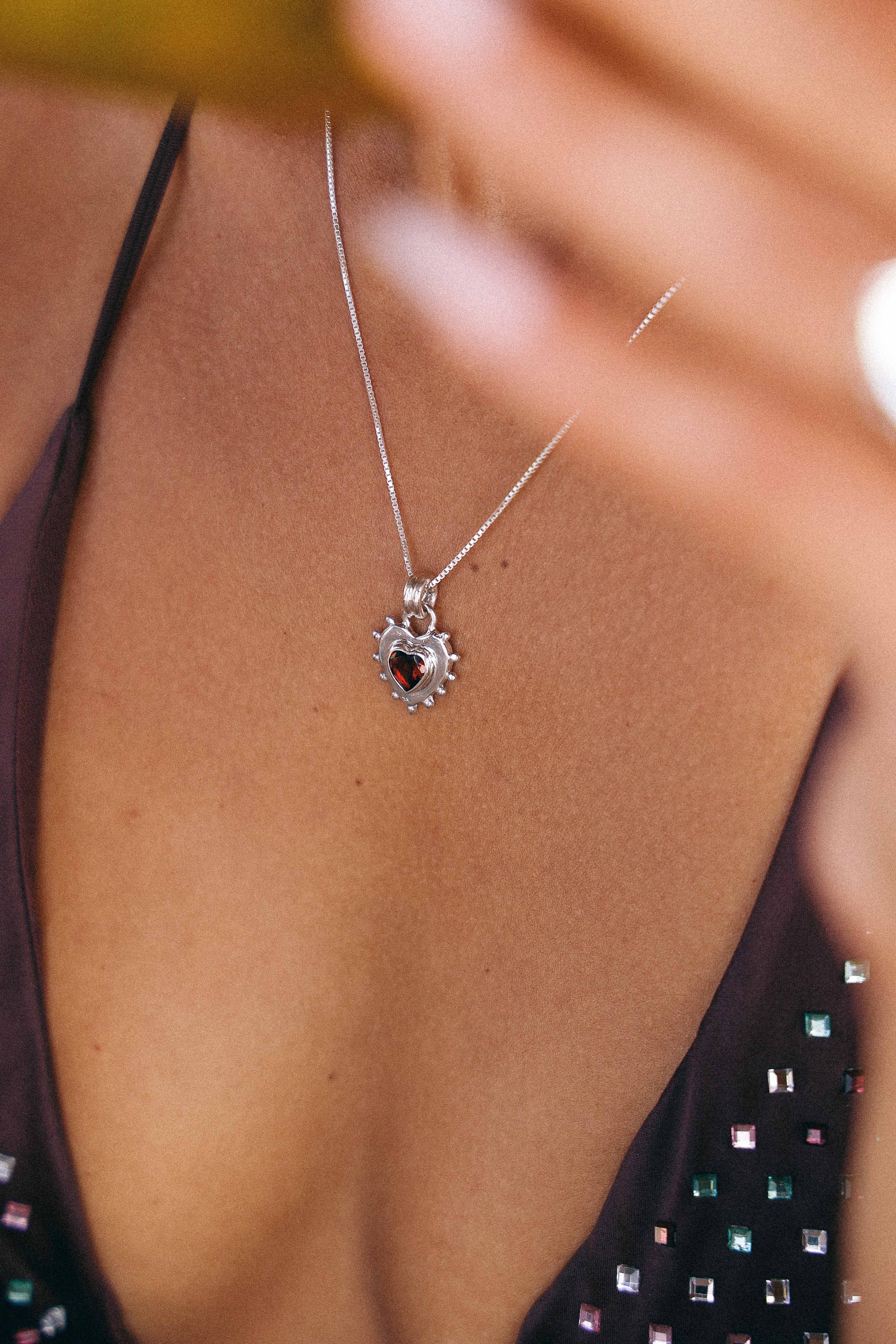 COLLAR CORAZON PLATA Y GRANATE