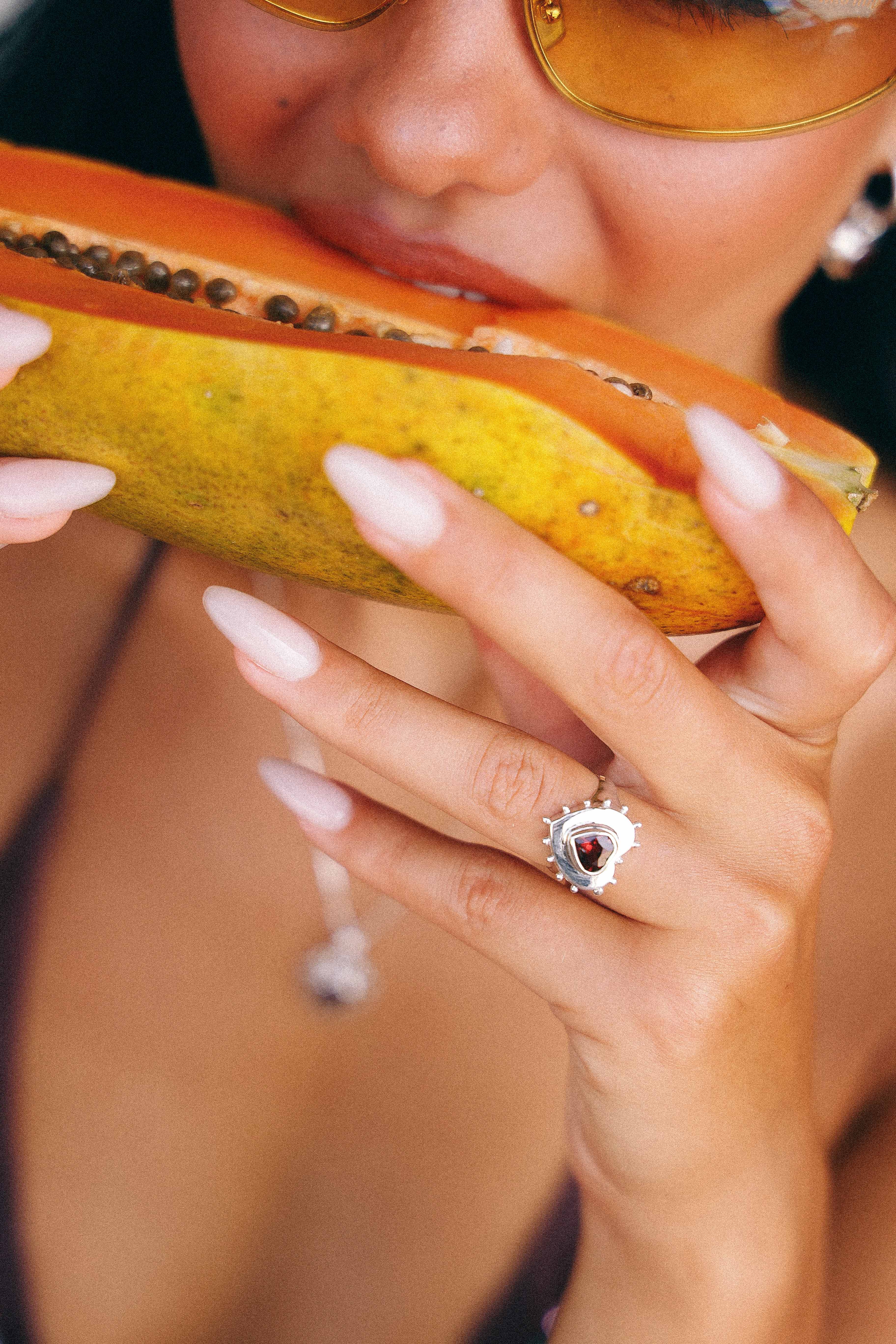 ANILLO CORAZON DE PLATA Y GRANATE