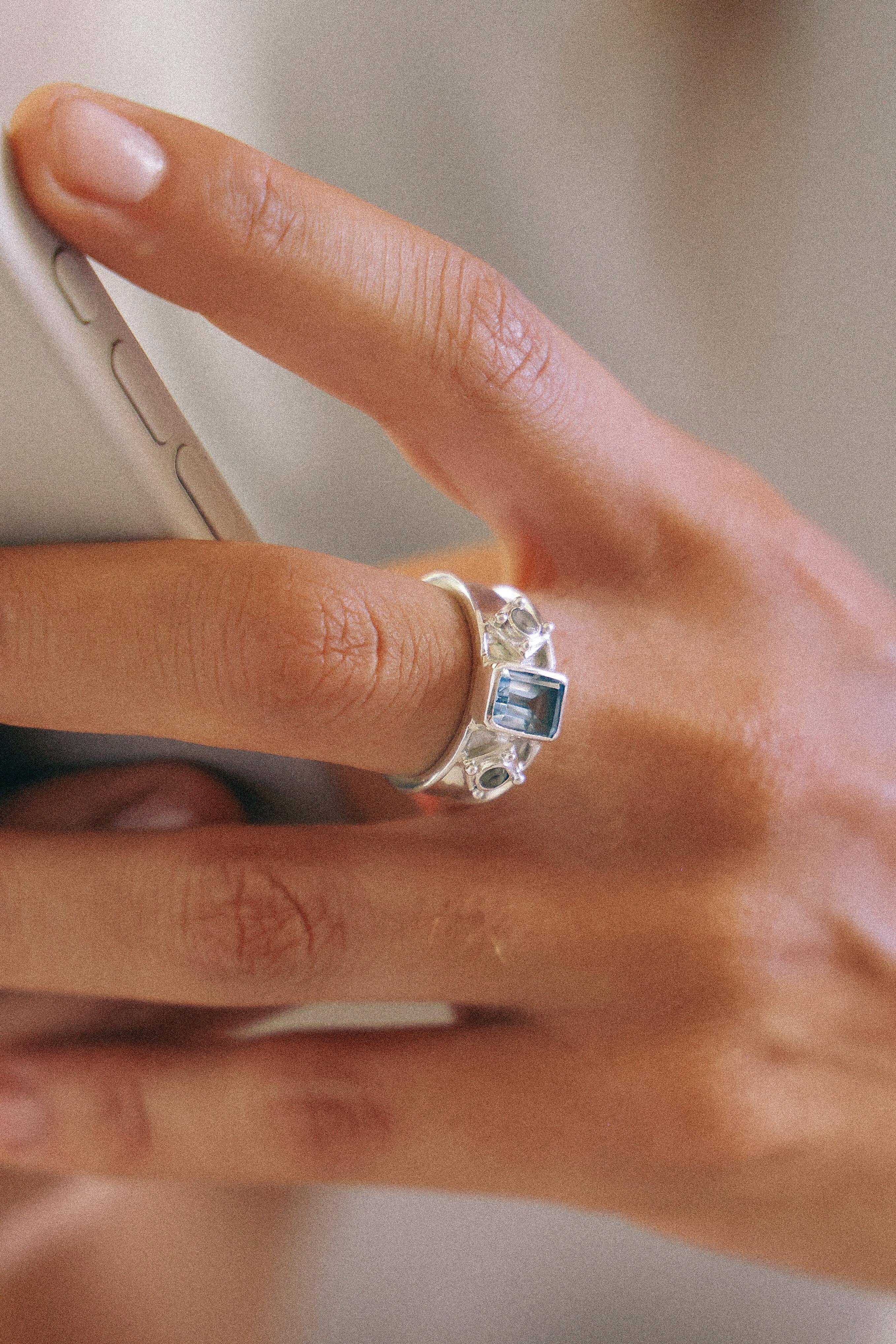 ANILLO AURORA DE PLATA Y TOPACIO CELESTE