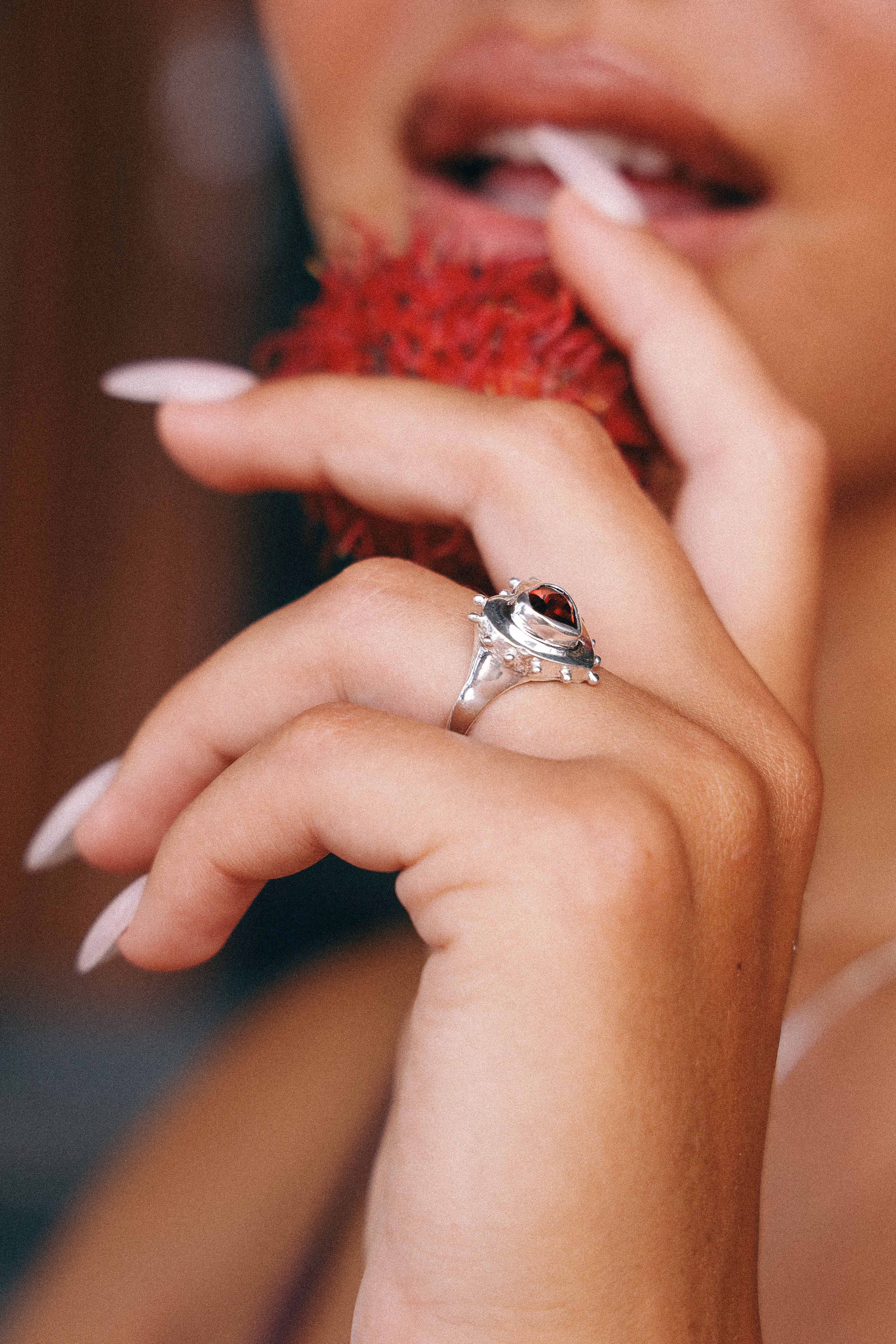 ANILLO CORAZON DE PLATA Y GRANATE