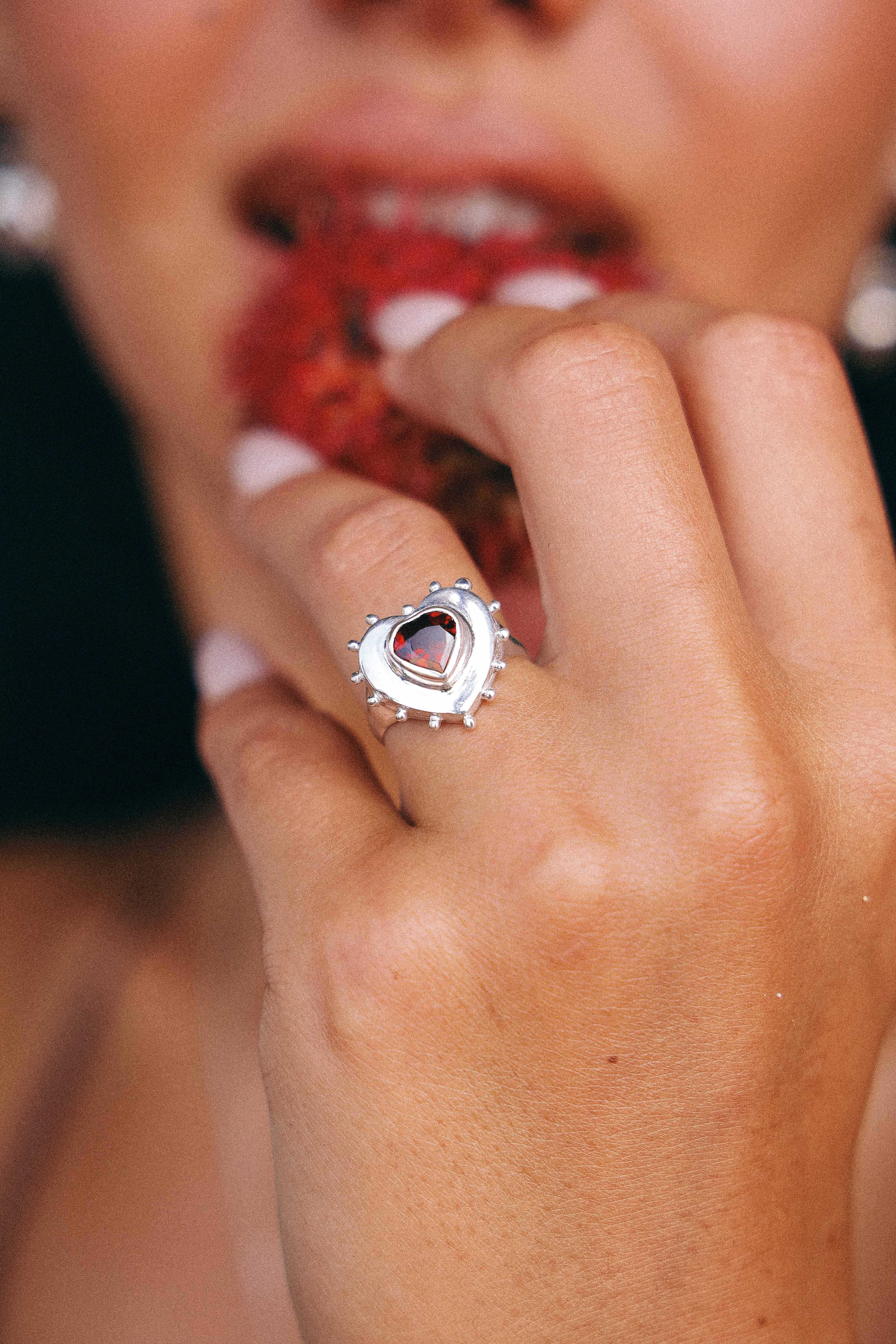 ANILLO CORAZON DE PLATA Y GRANATE