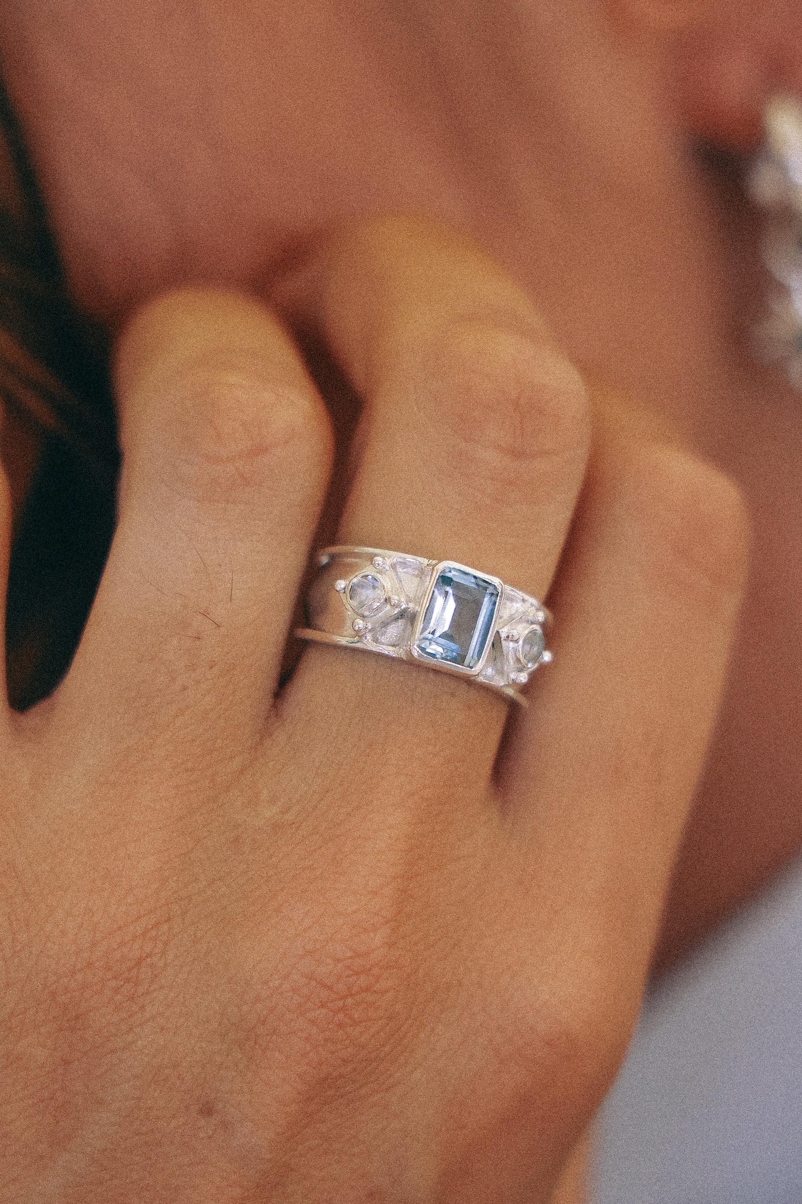 ANILLO AURORA DE PLATA Y TOPACIO CELESTE