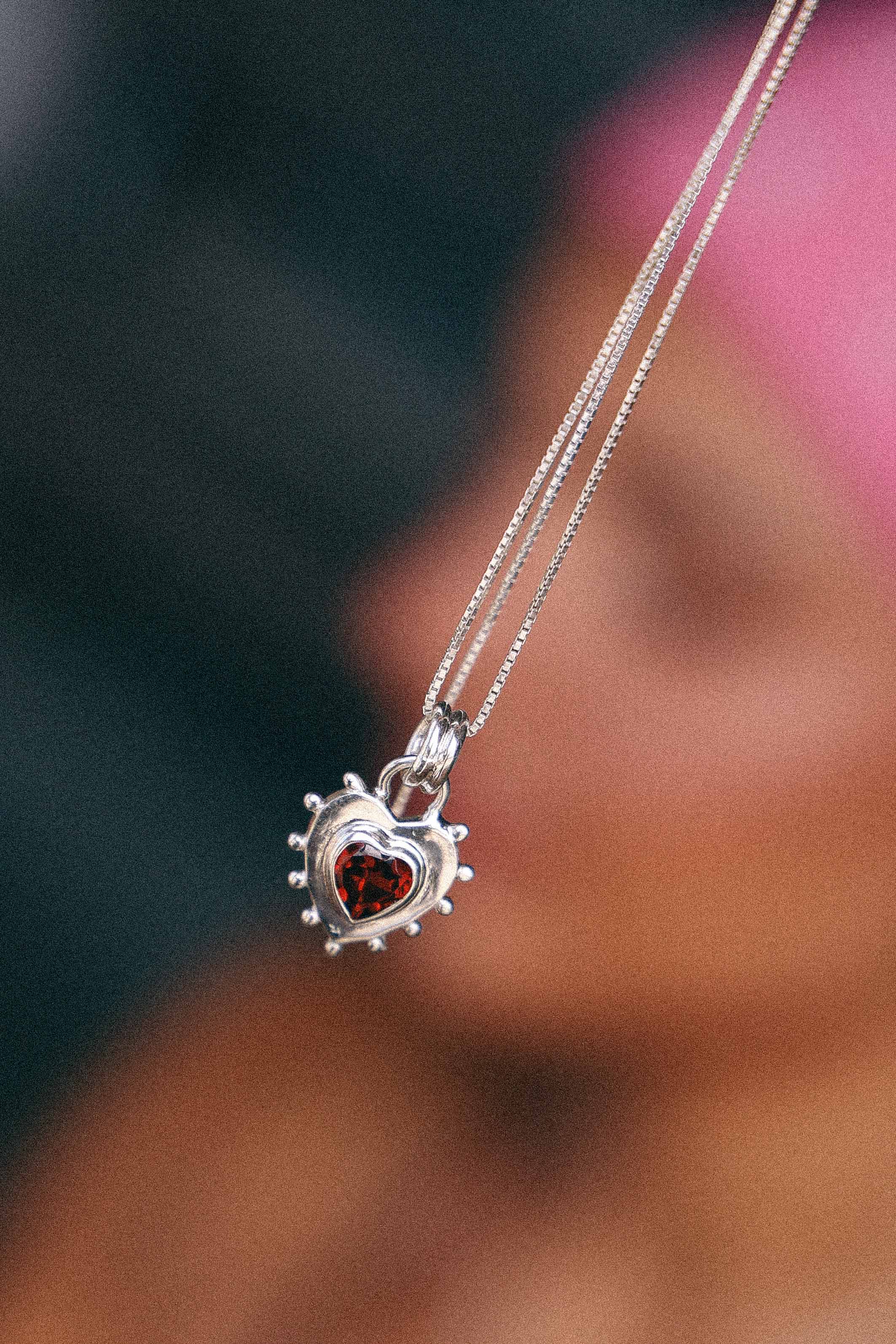 COLLAR CORAZON PLATA Y GRANATE