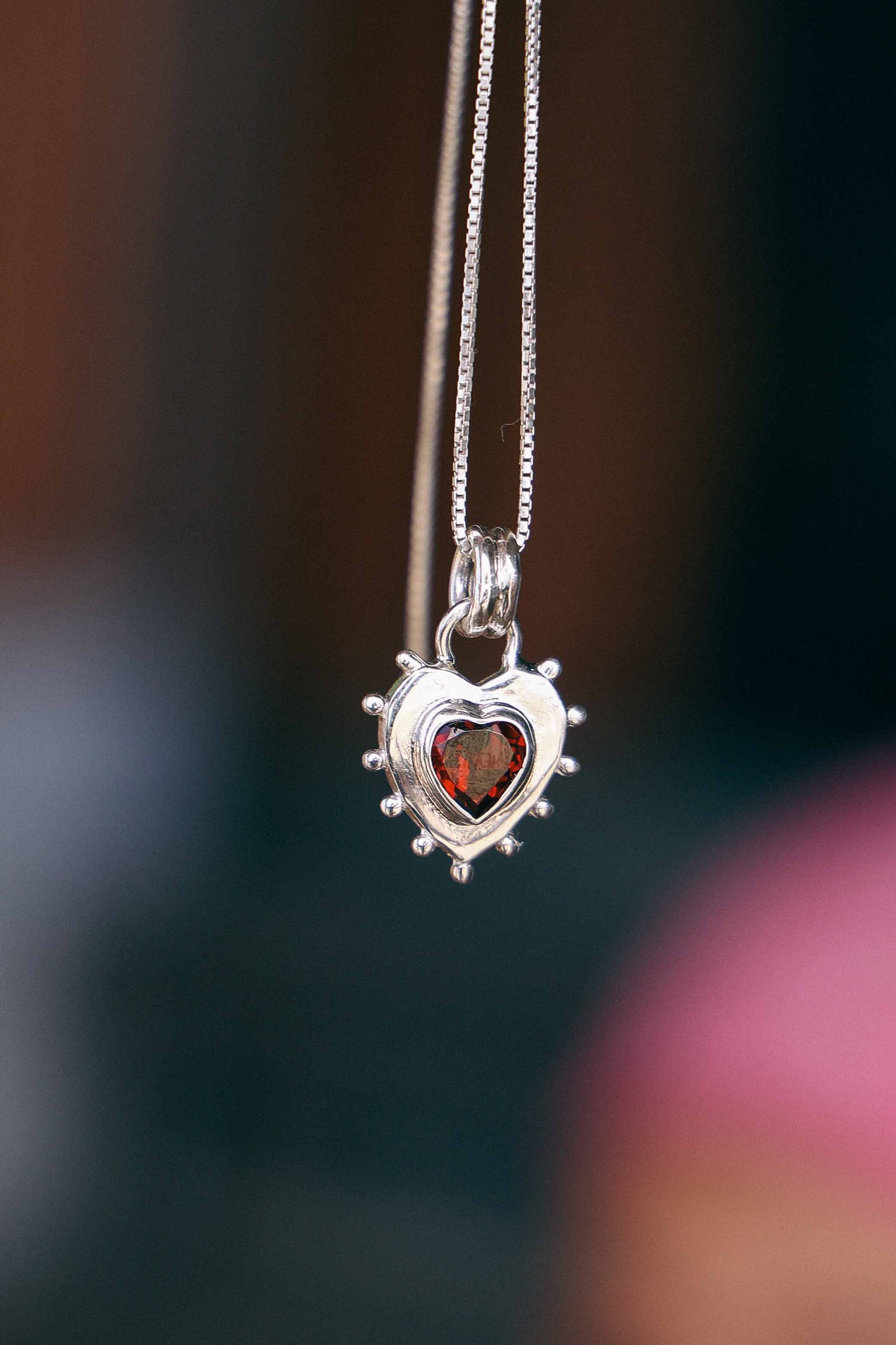 COLLAR CORAZON PLATA Y GRANATE