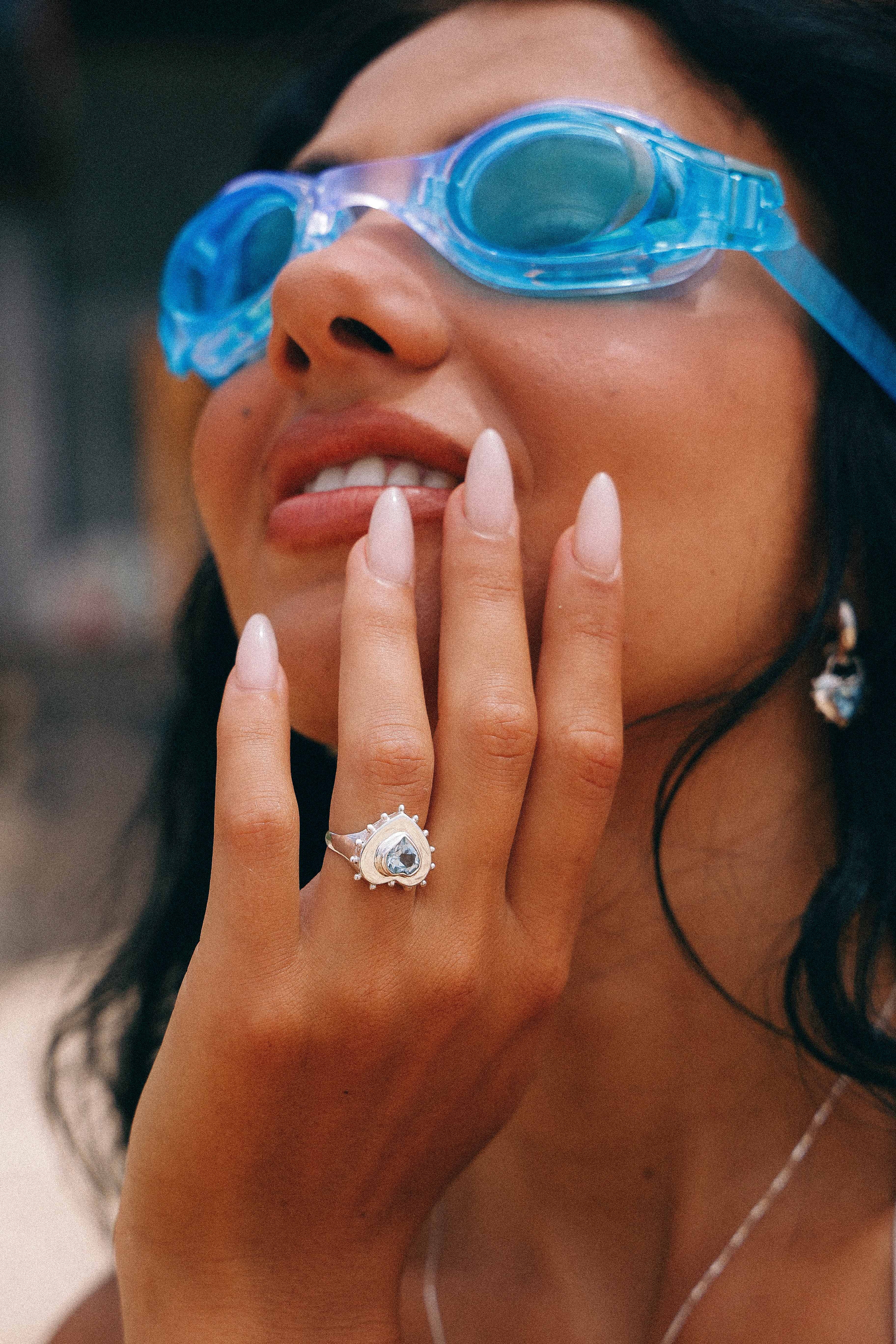 ANILLO CORAZON DE PLATA Y TOPACIO