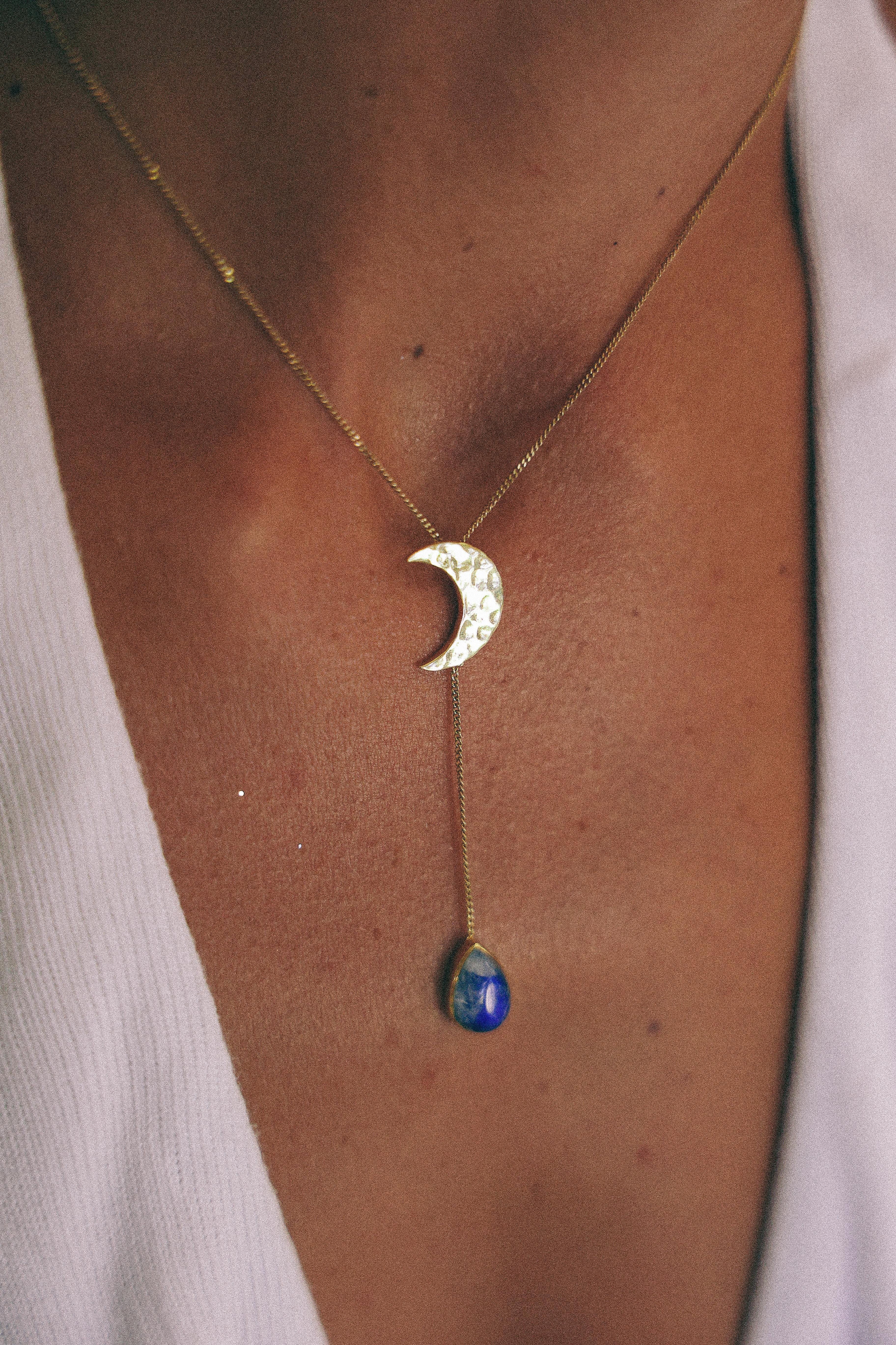 COLLAR LUNEA GOLD Y PIEDRA LUNA