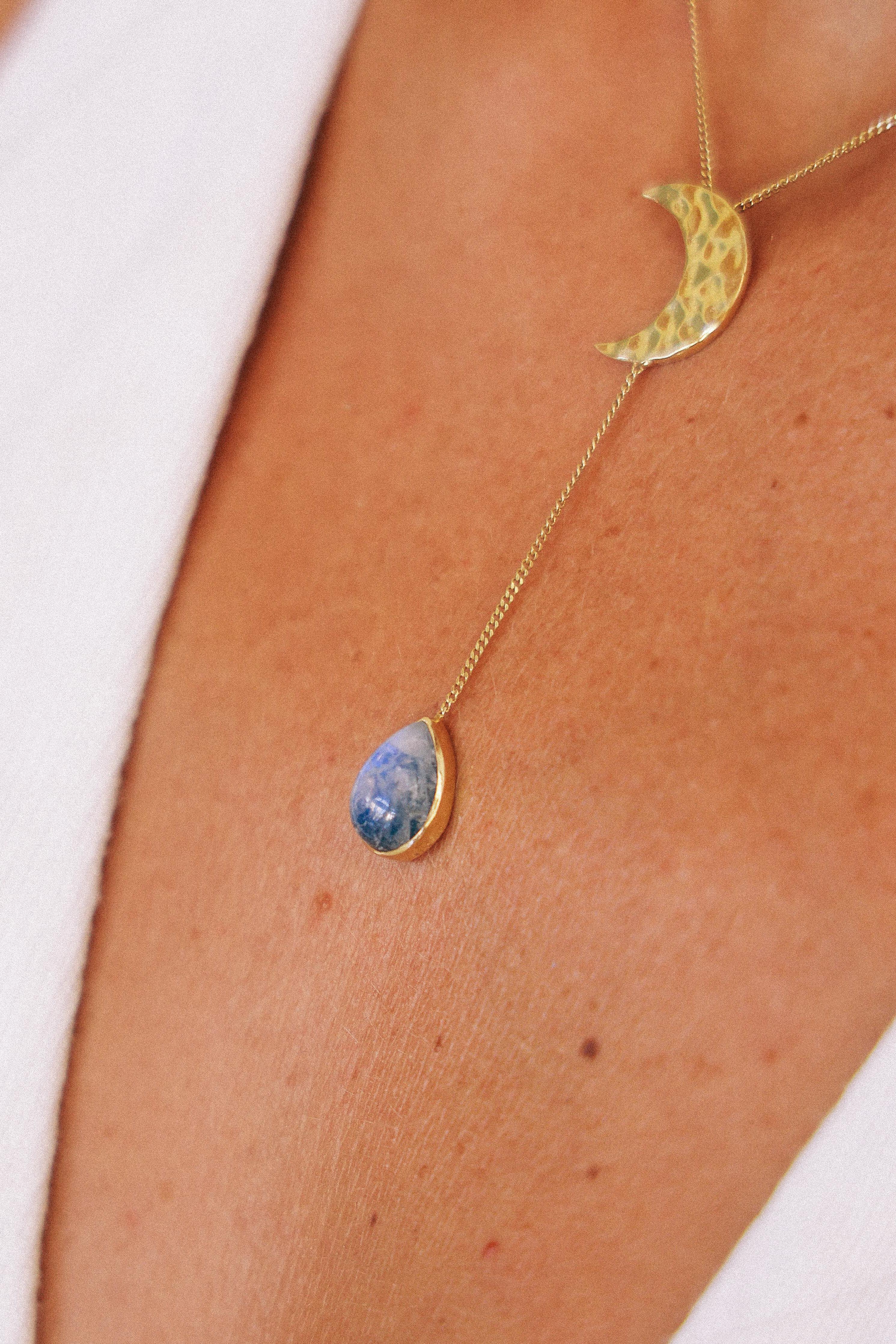 COLLAR LUNEA GOLD Y PIEDRA LUNA
