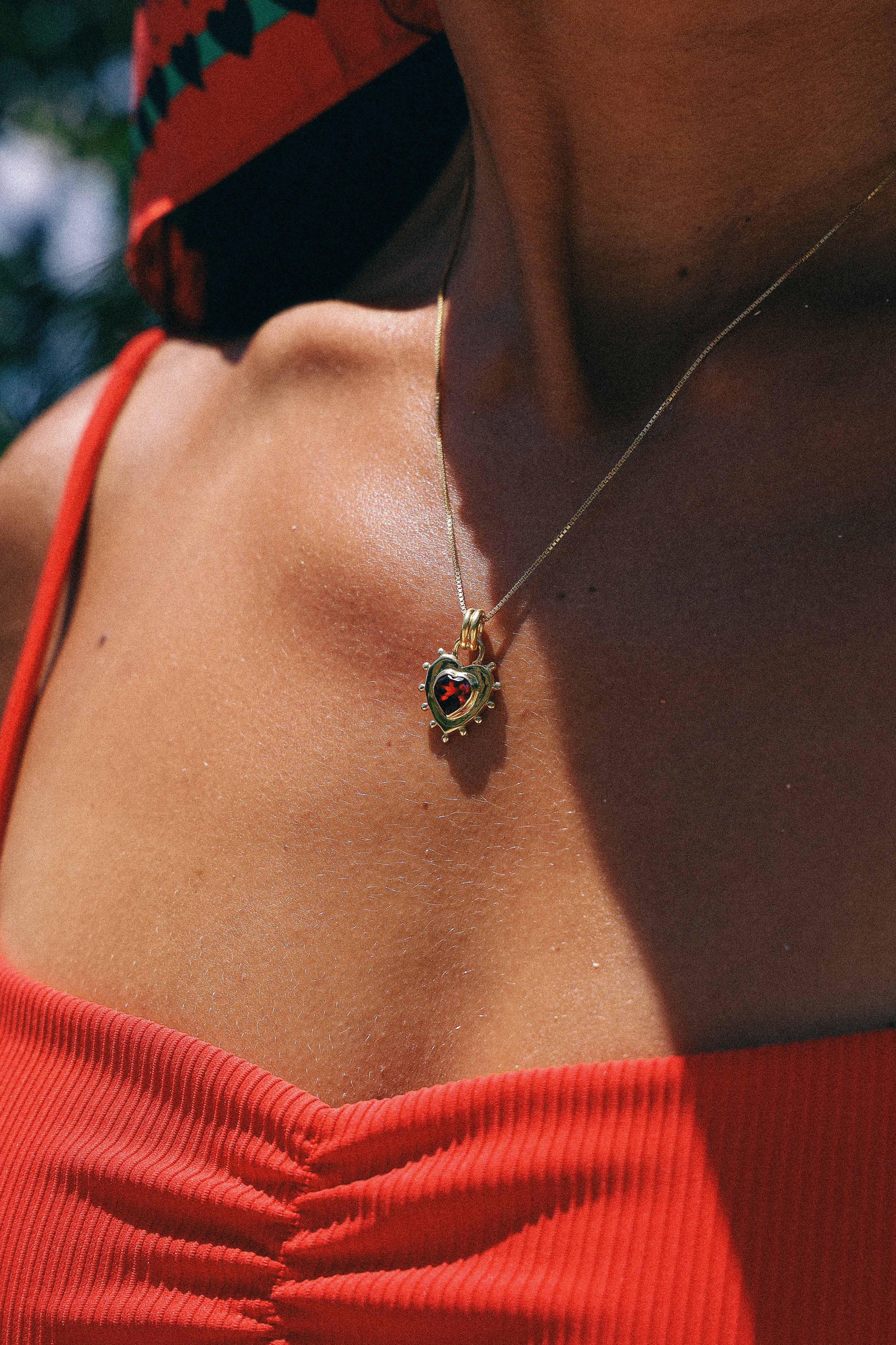 COLLAR CORAZON GRANATE GOLD