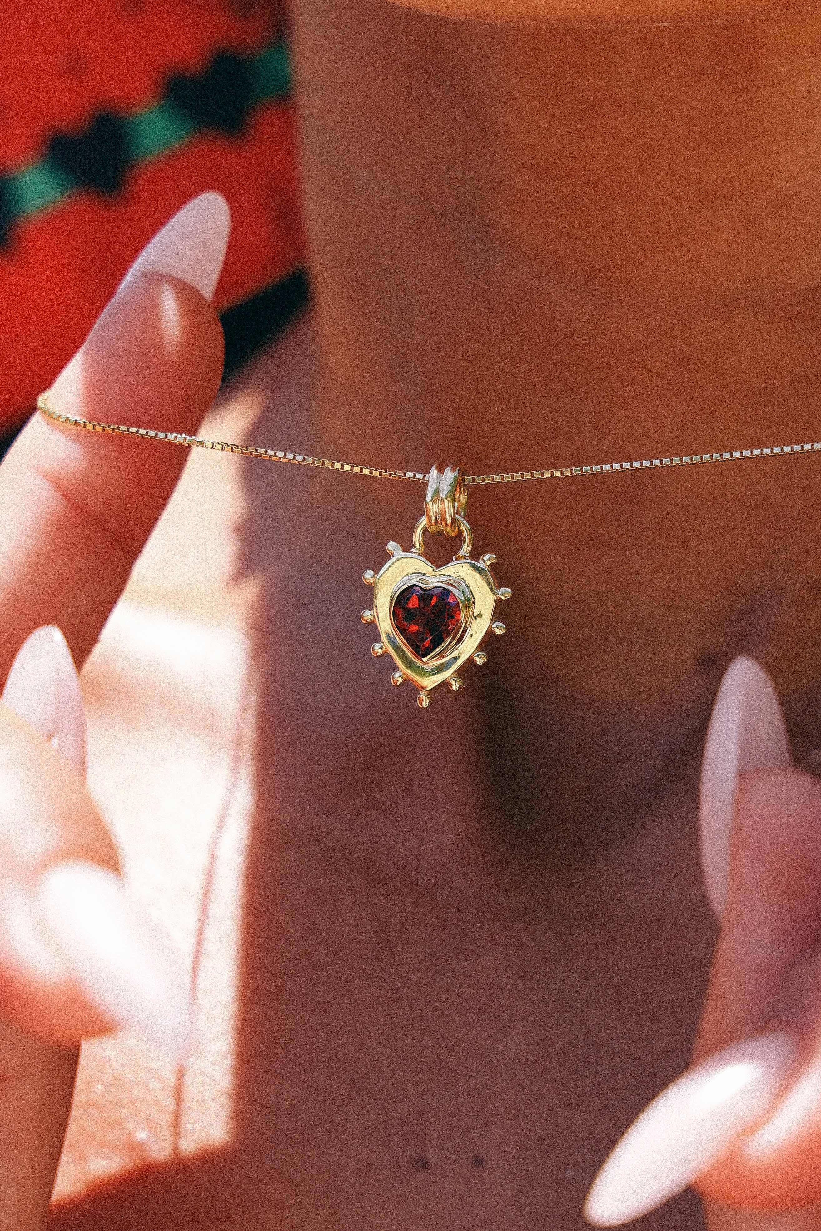 COLLAR CORAZON GRANATE GOLD