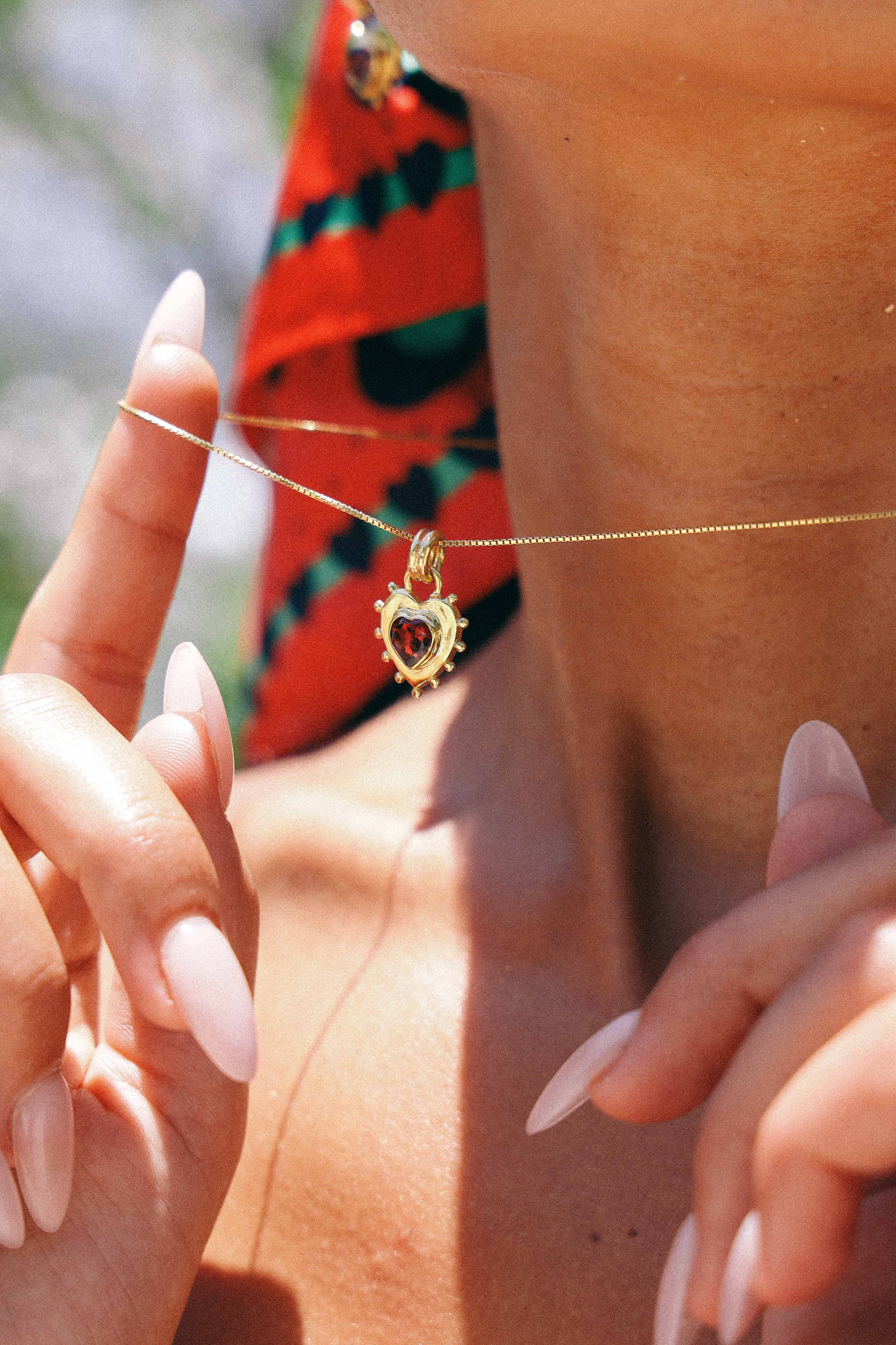 COLLAR CORAZON GRANATE GOLD