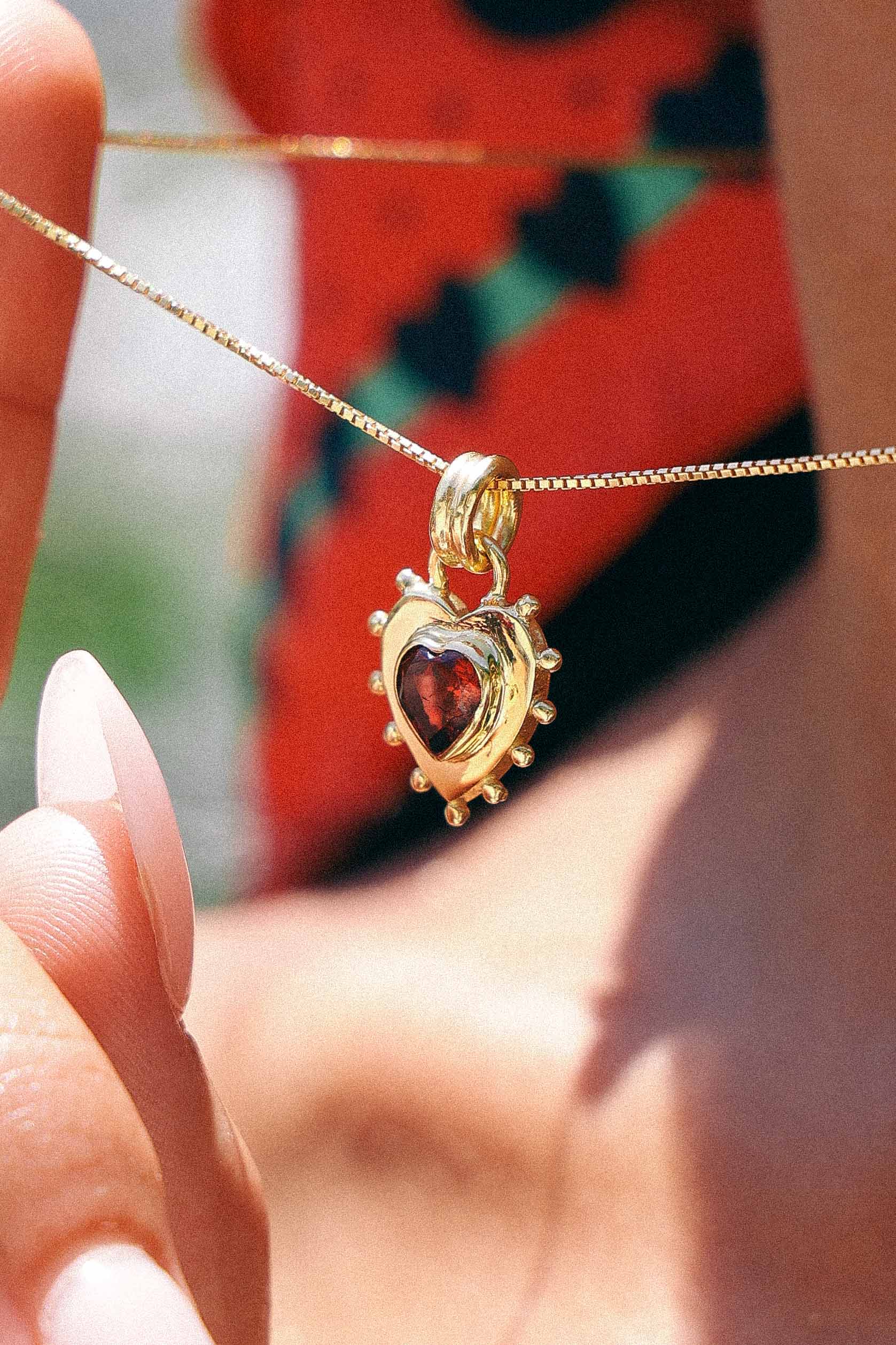 COLLAR CORAZON GRANATE GOLD