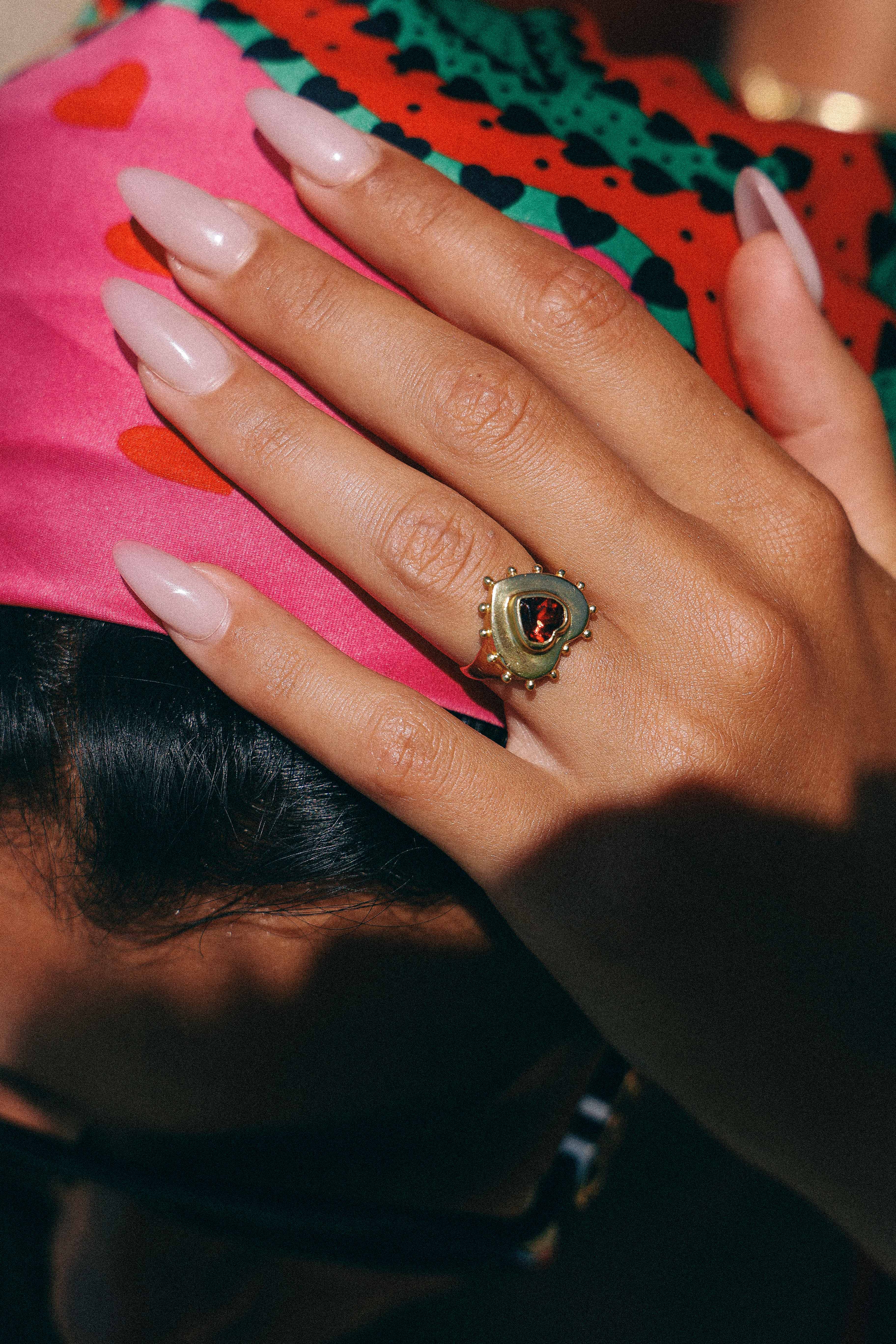 ANILLO CORAZON GRANATE GOLD