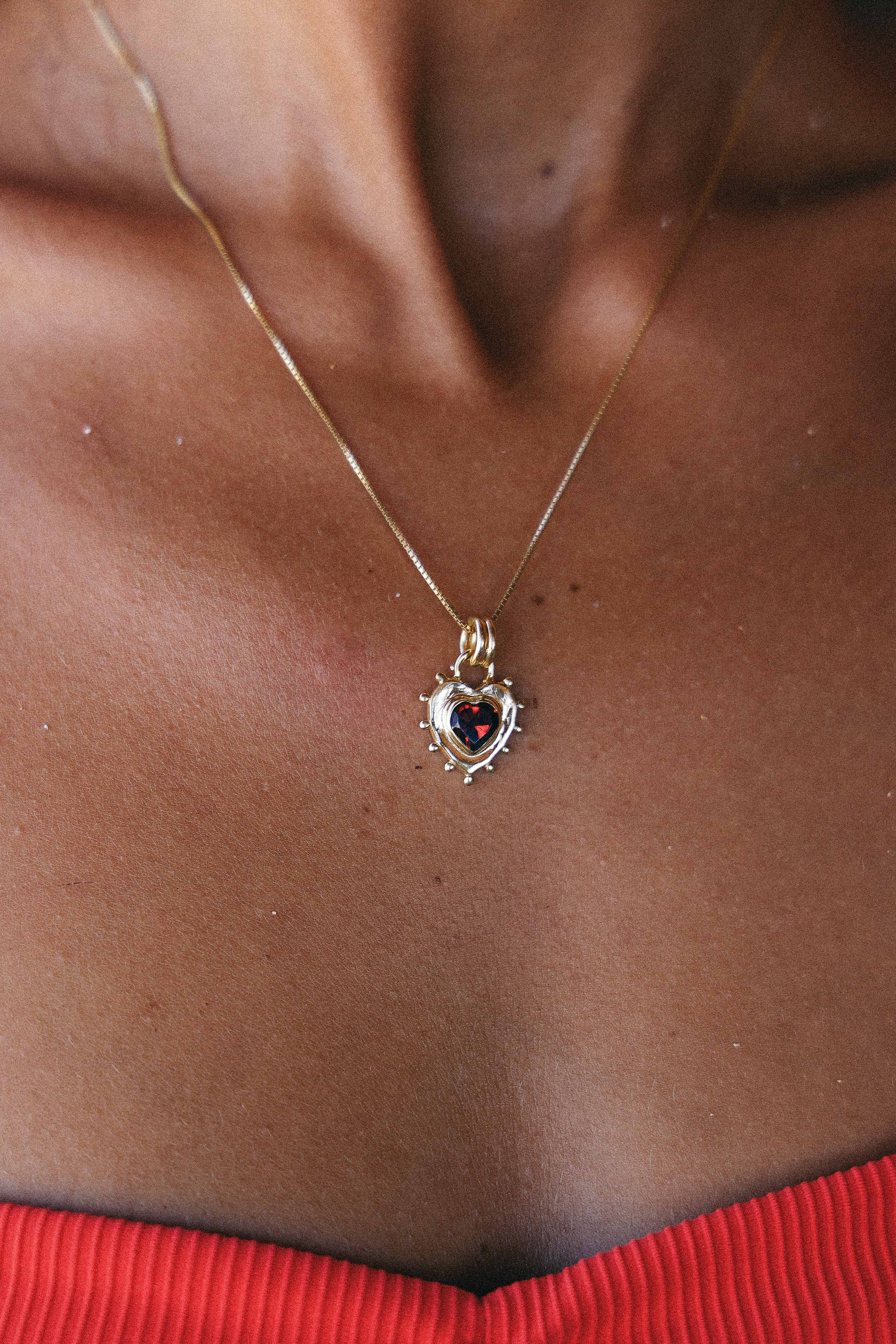 COLLAR CORAZON GRANATE GOLD
