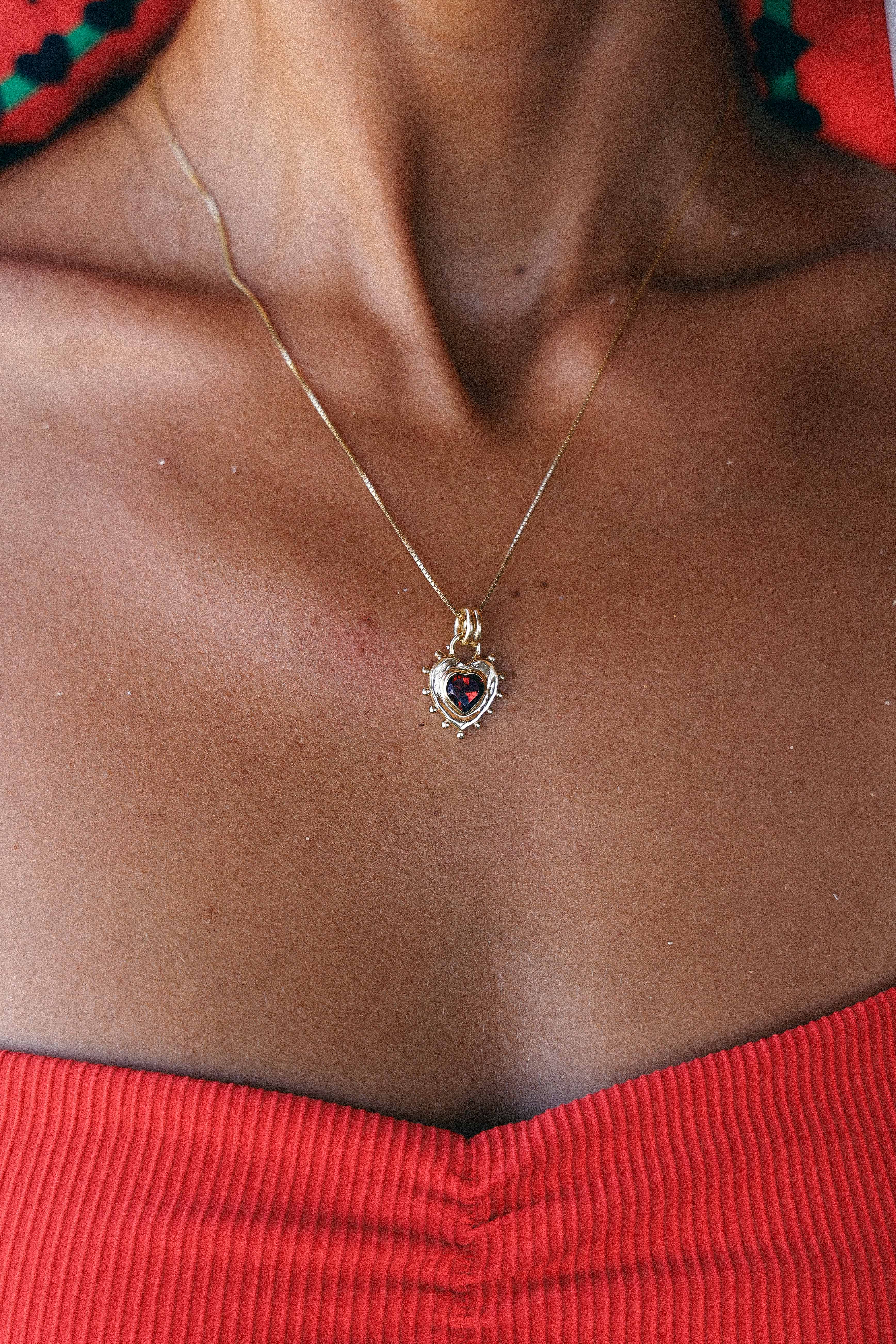 COLLAR CORAZON GRANATE GOLD