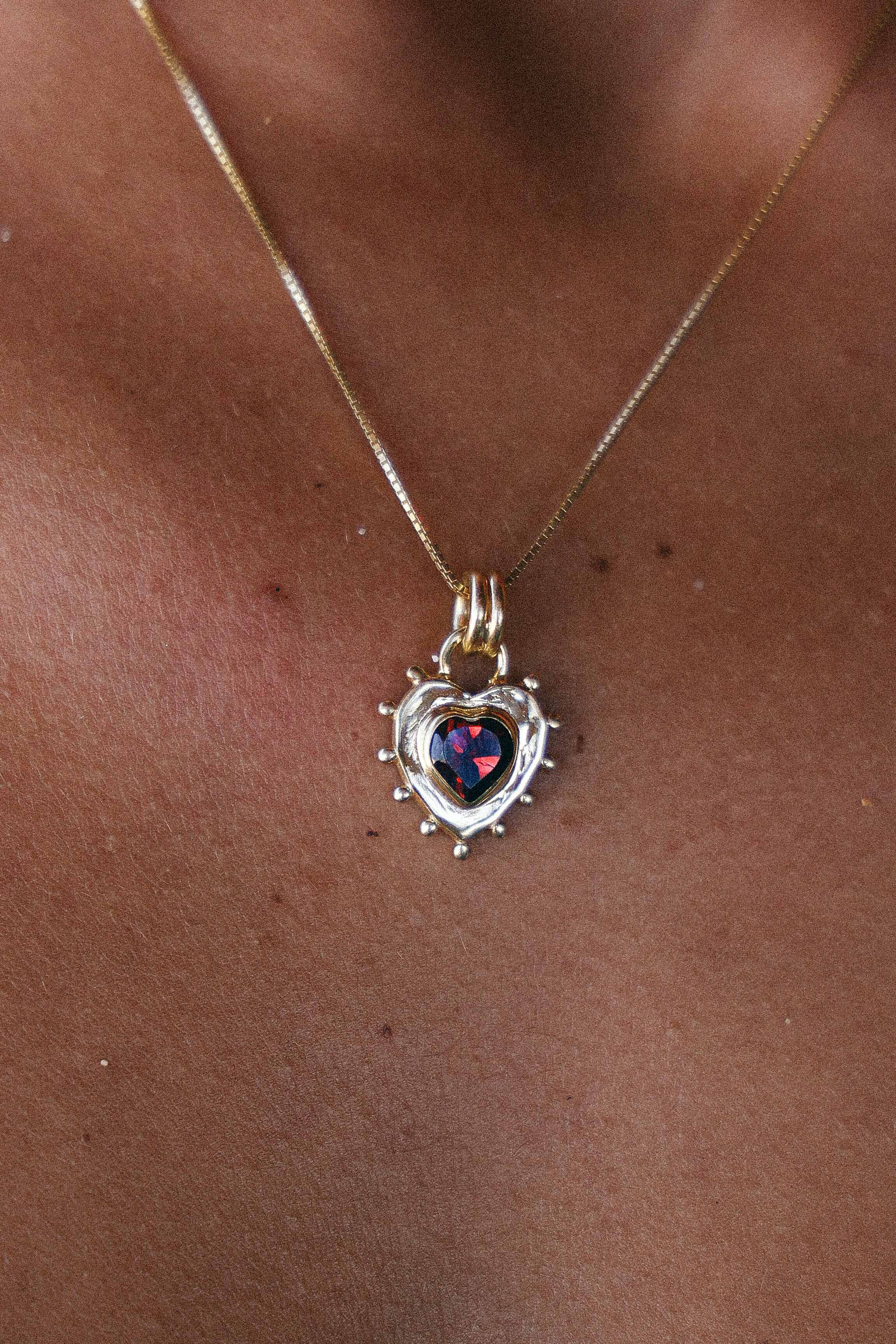 COLLAR CORAZON GRANATE GOLD