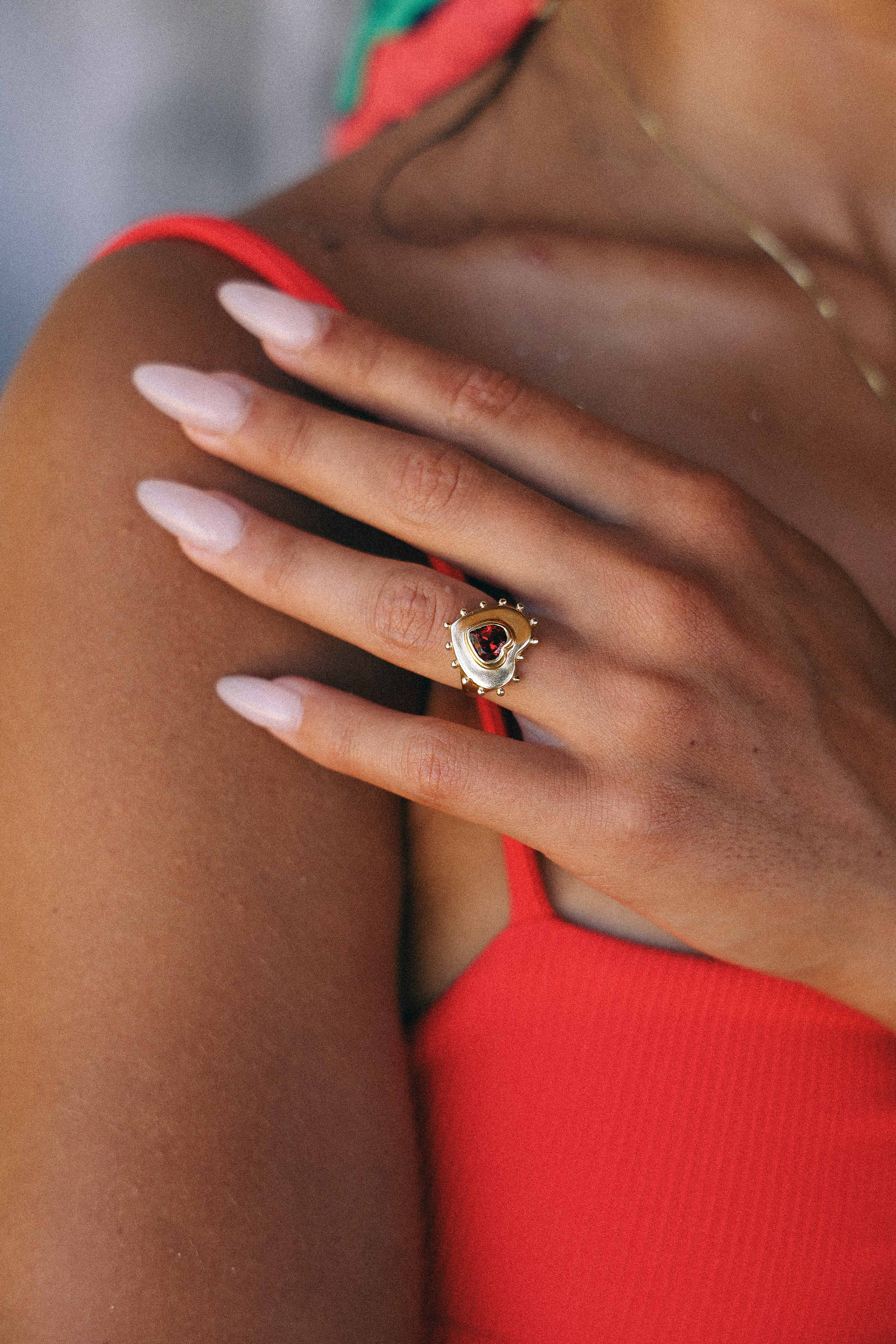 ANILLO CORAZON GRANATE GOLD