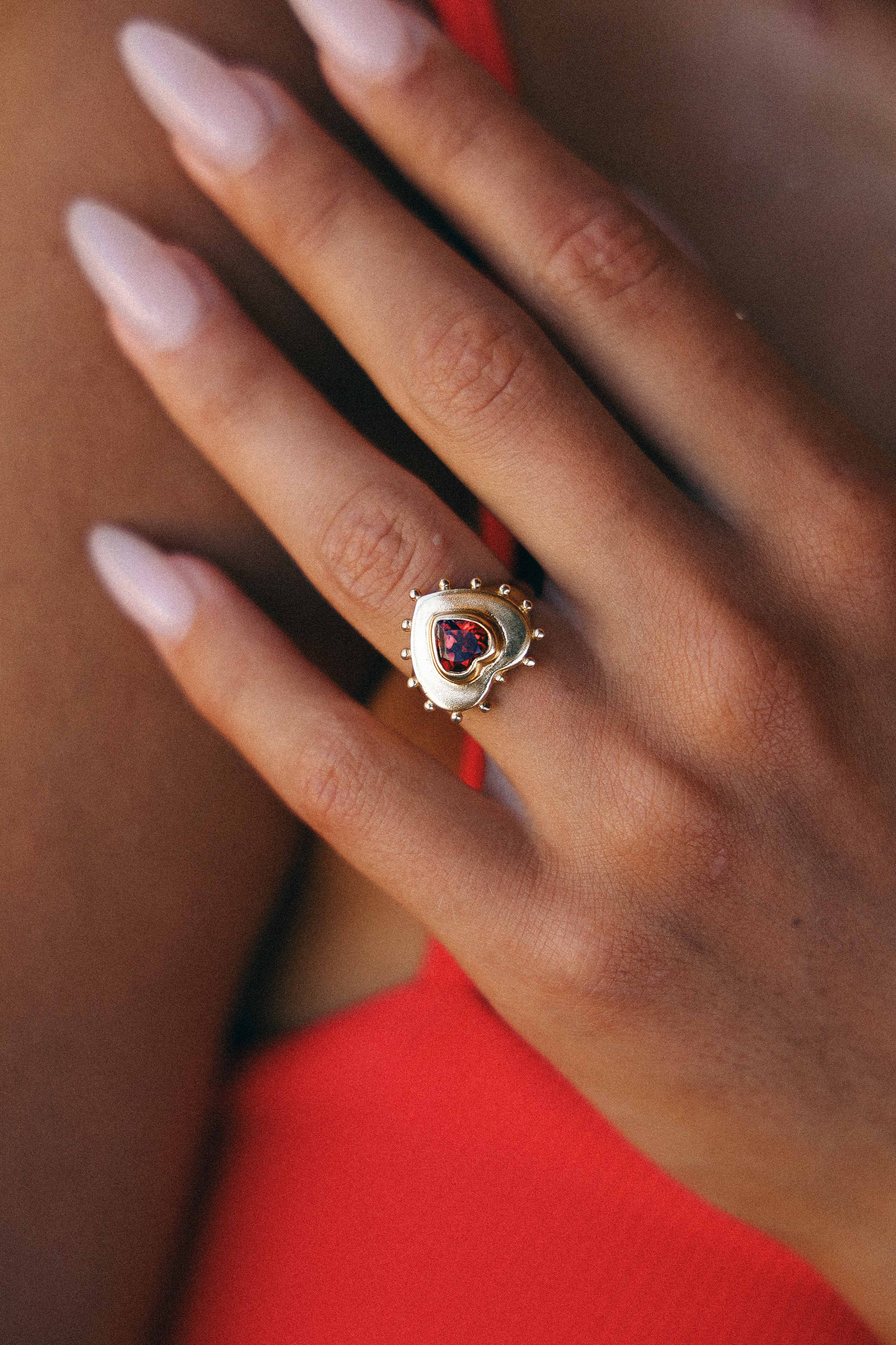 ANILLO CORAZON GRANATE GOLD