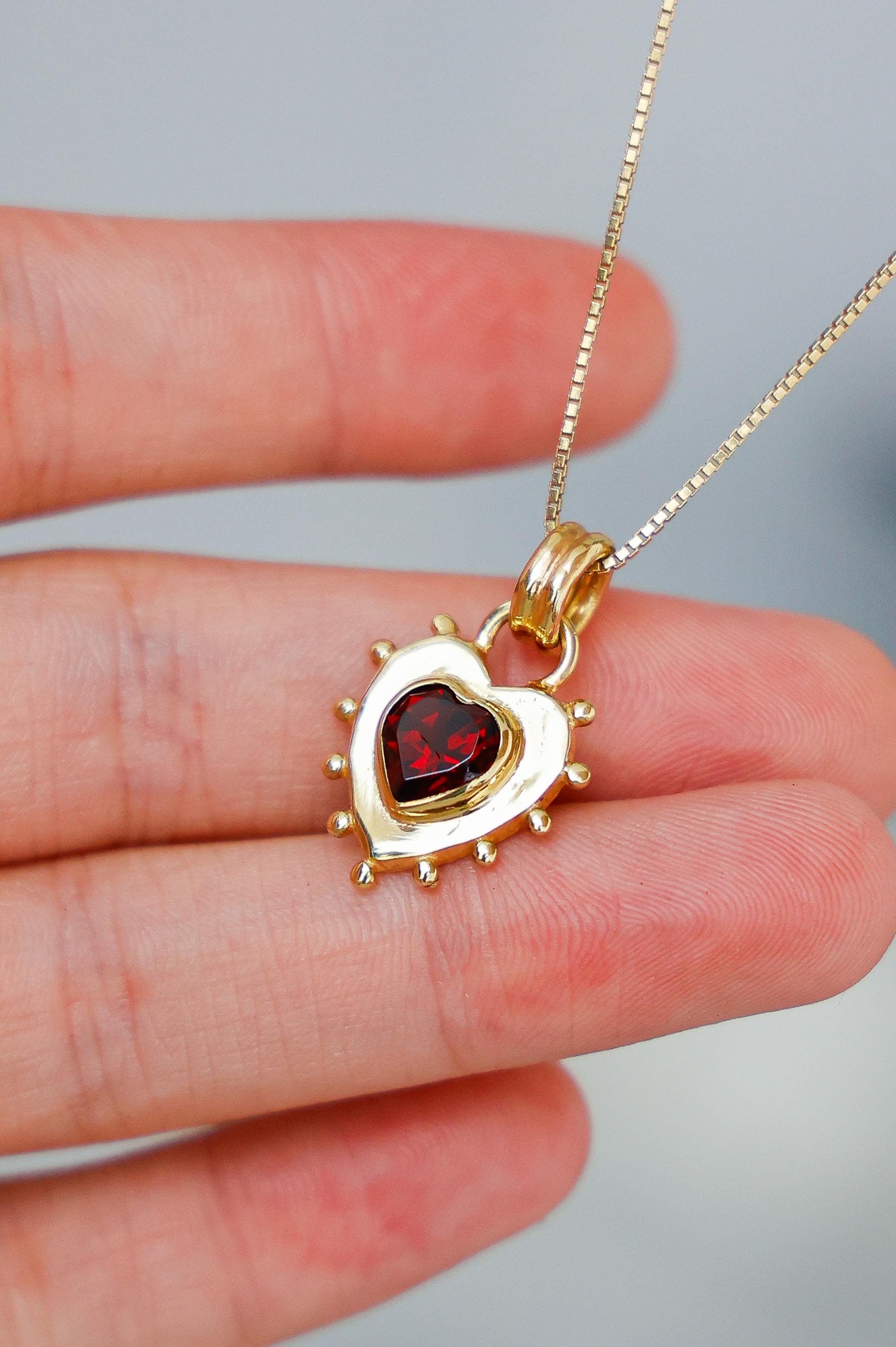 COLLAR CORAZON GRANATE GOLD