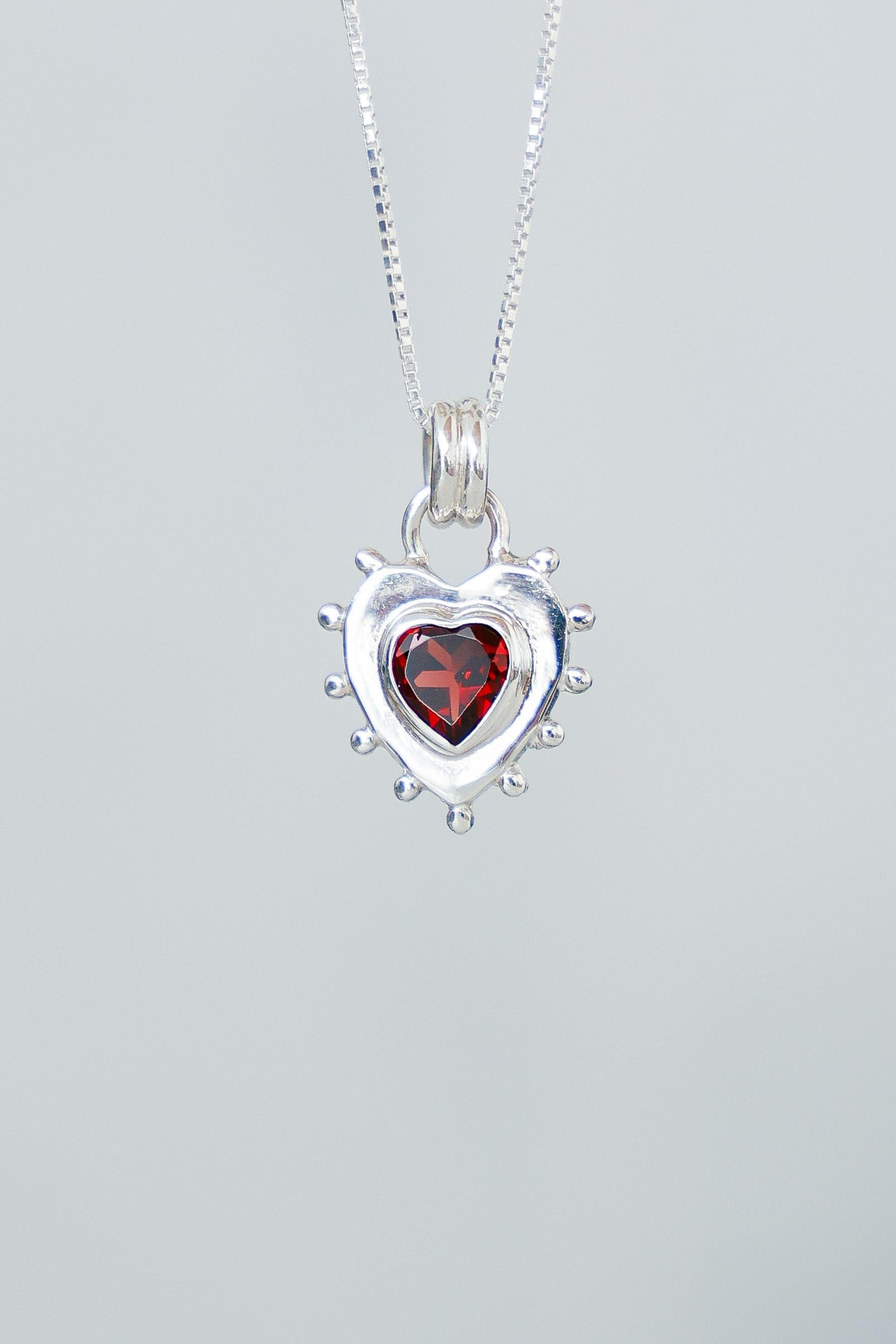 COLLAR CORAZON PLATA Y GRANATE