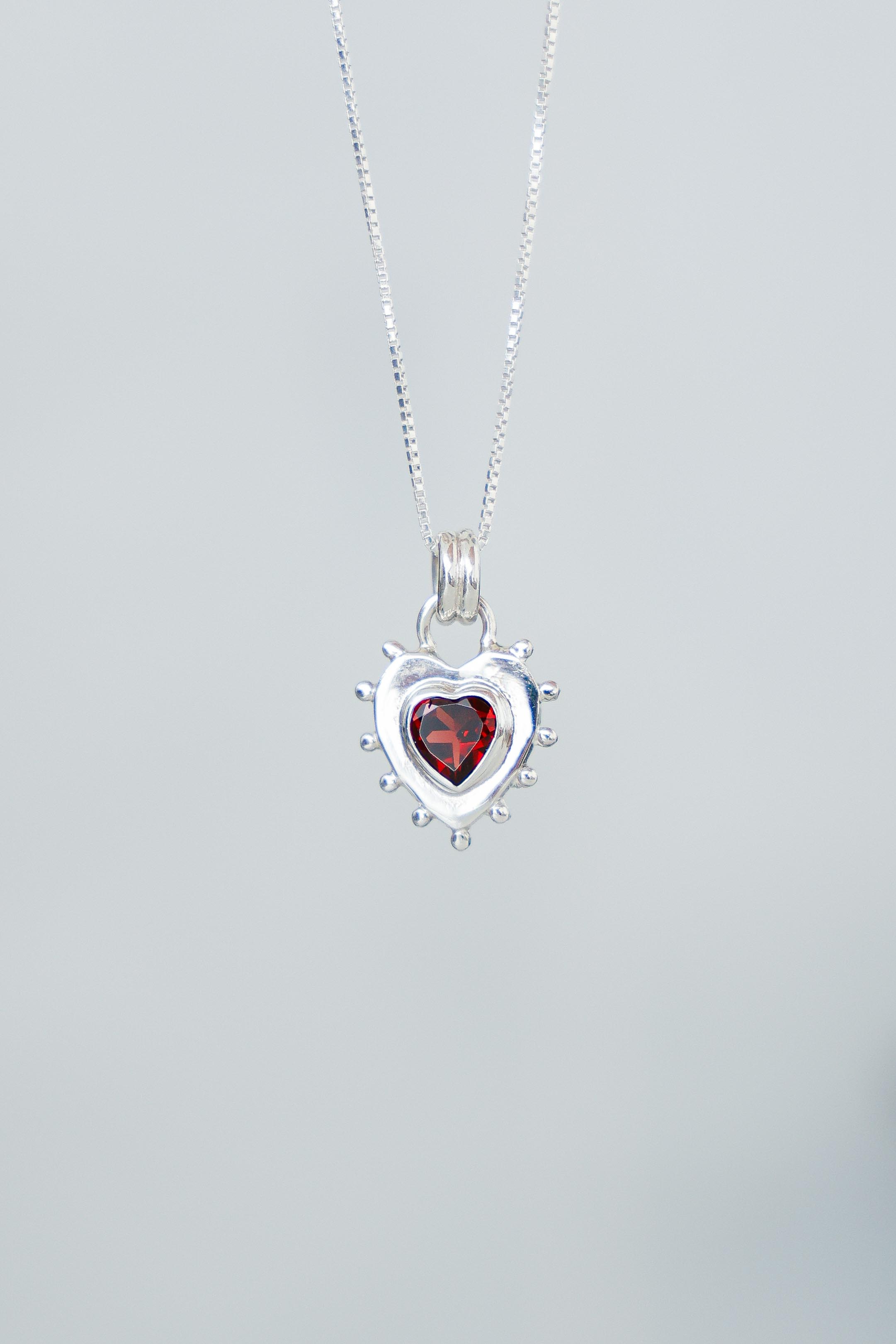 COLLAR CORAZON PLATA Y GRANATE