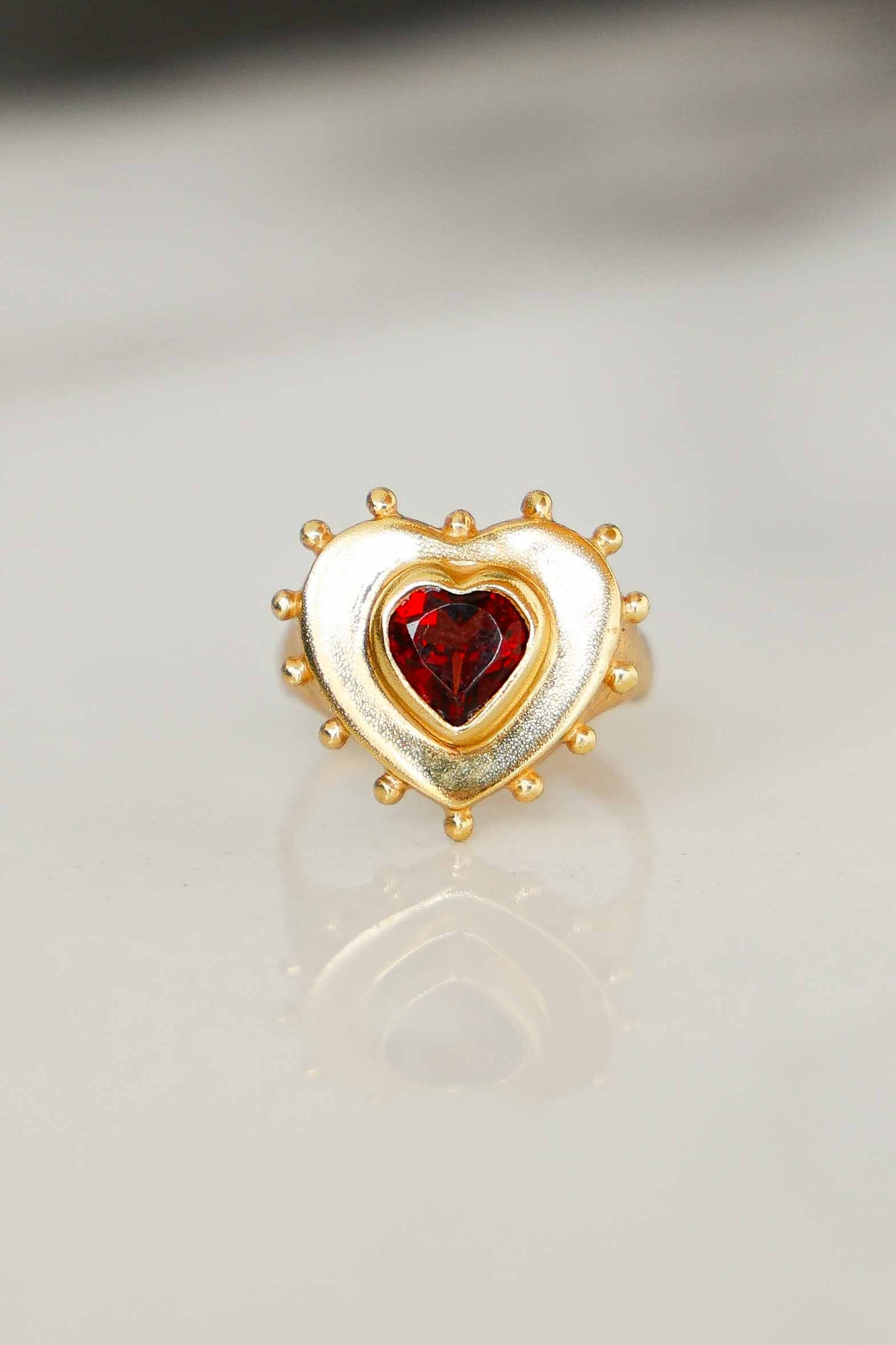 ANILLO CORAZON GRANATE GOLD