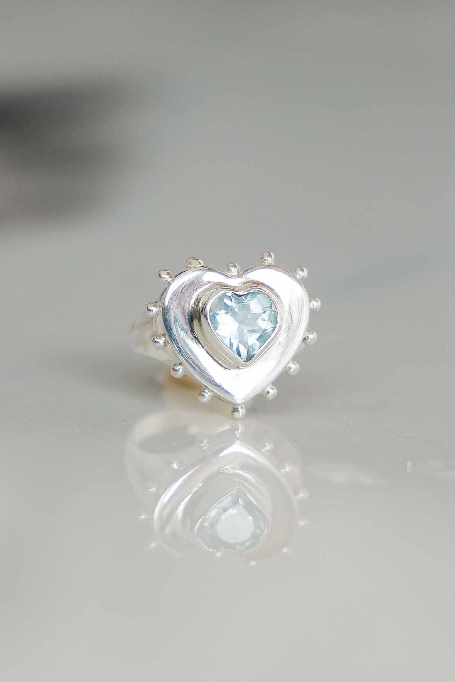 ANILLO CORAZON DE PLATA Y TOPACIO