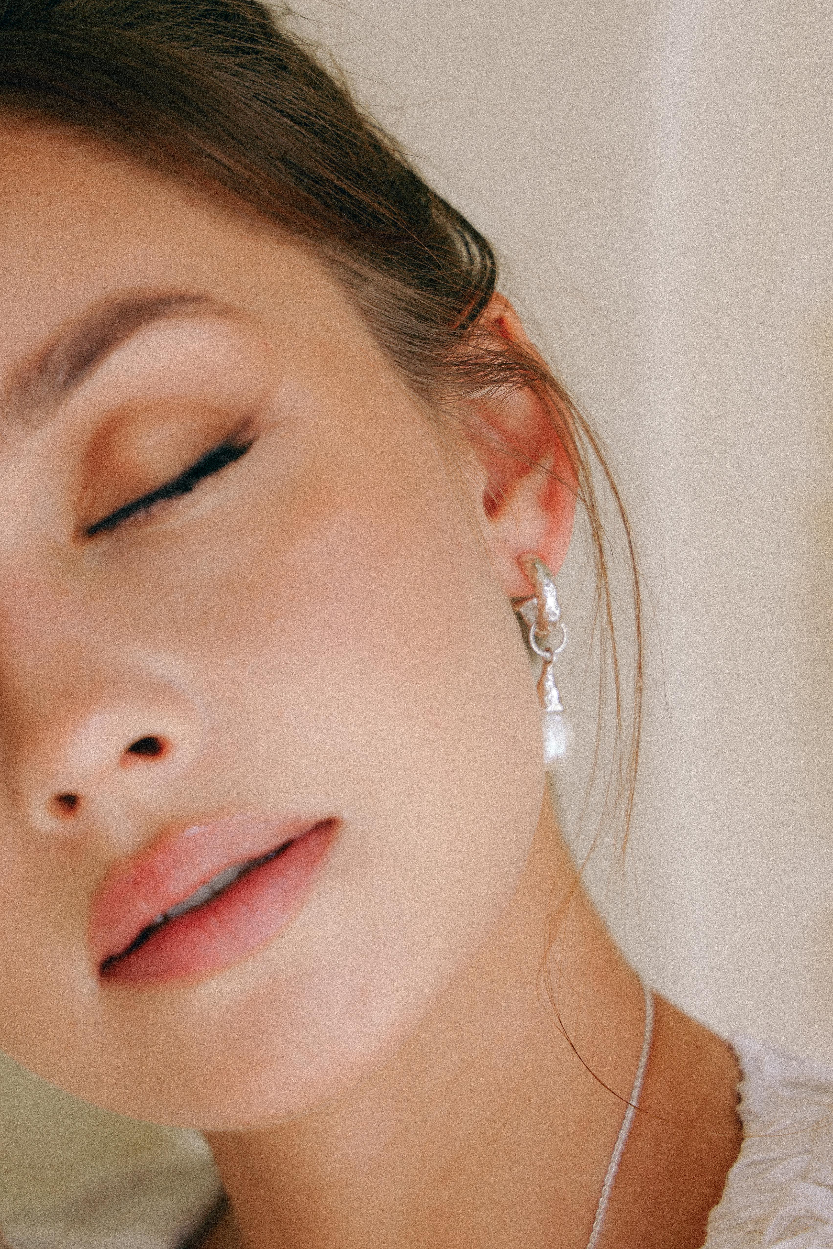 AROS HOOPS MADRE PERLA DE PLATA