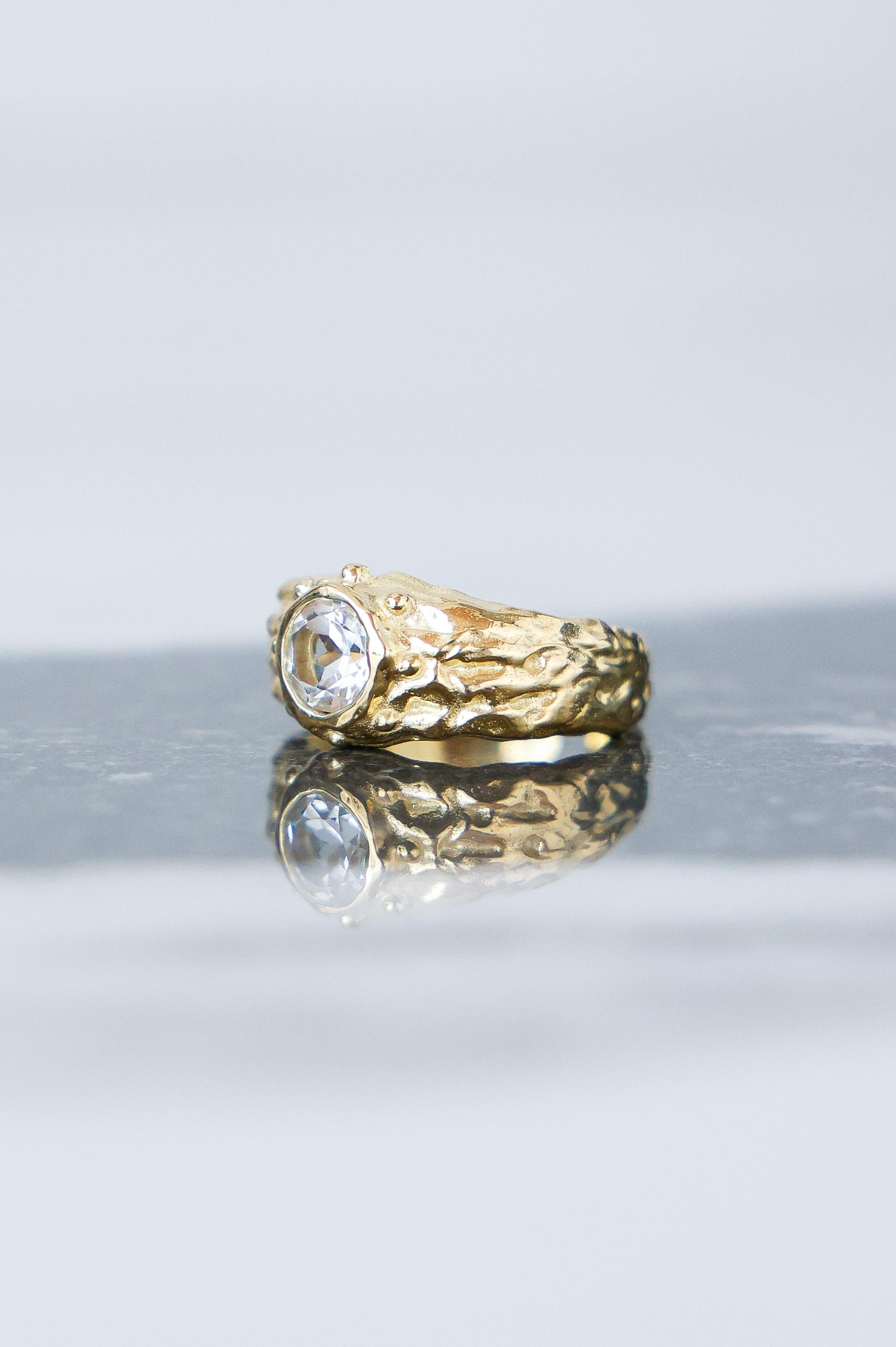 ANILLO SELES ORO Y TOPACIO BLANCO