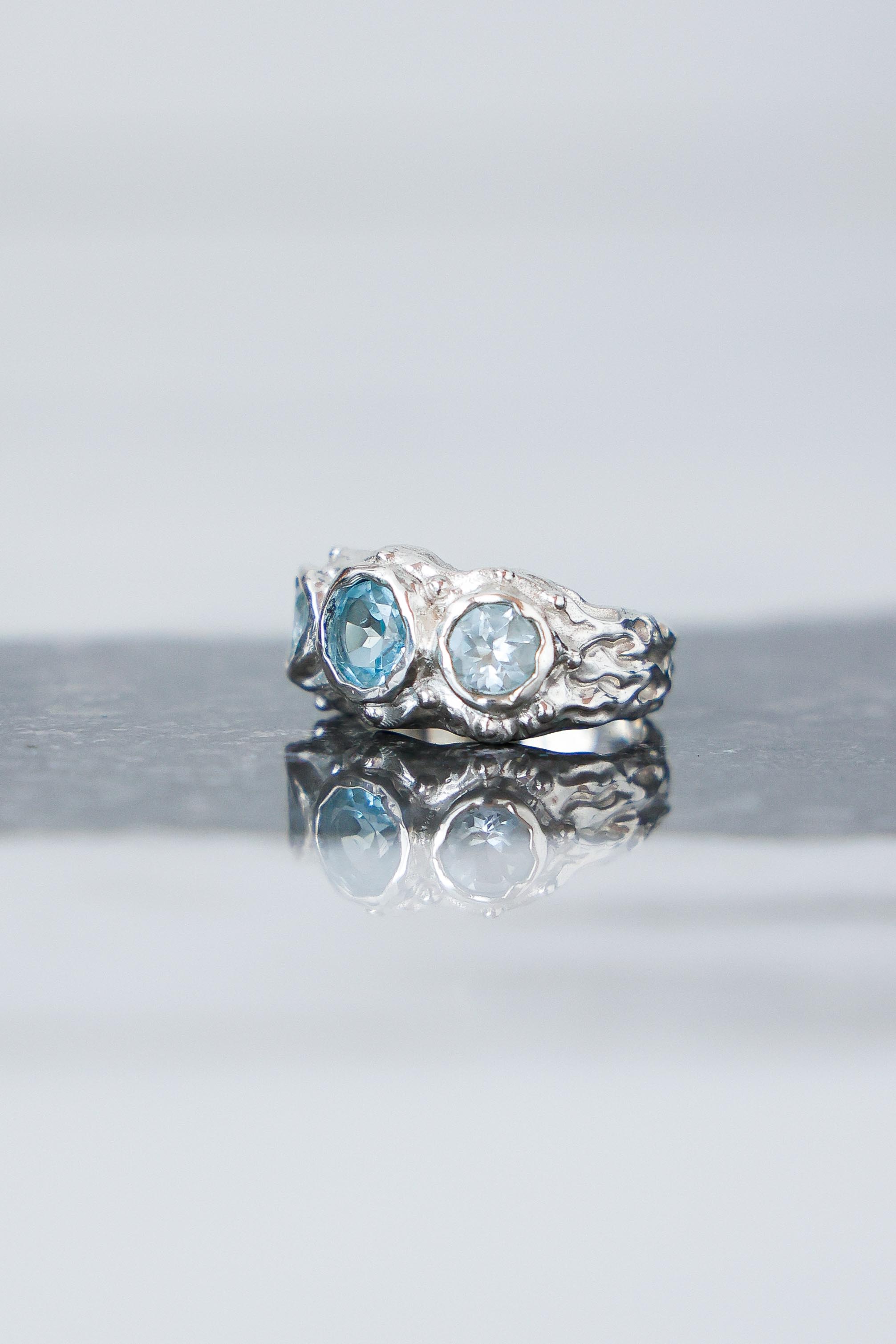 ANILLO SOLENE DE PLATA Y TOPACIOS CELESTES