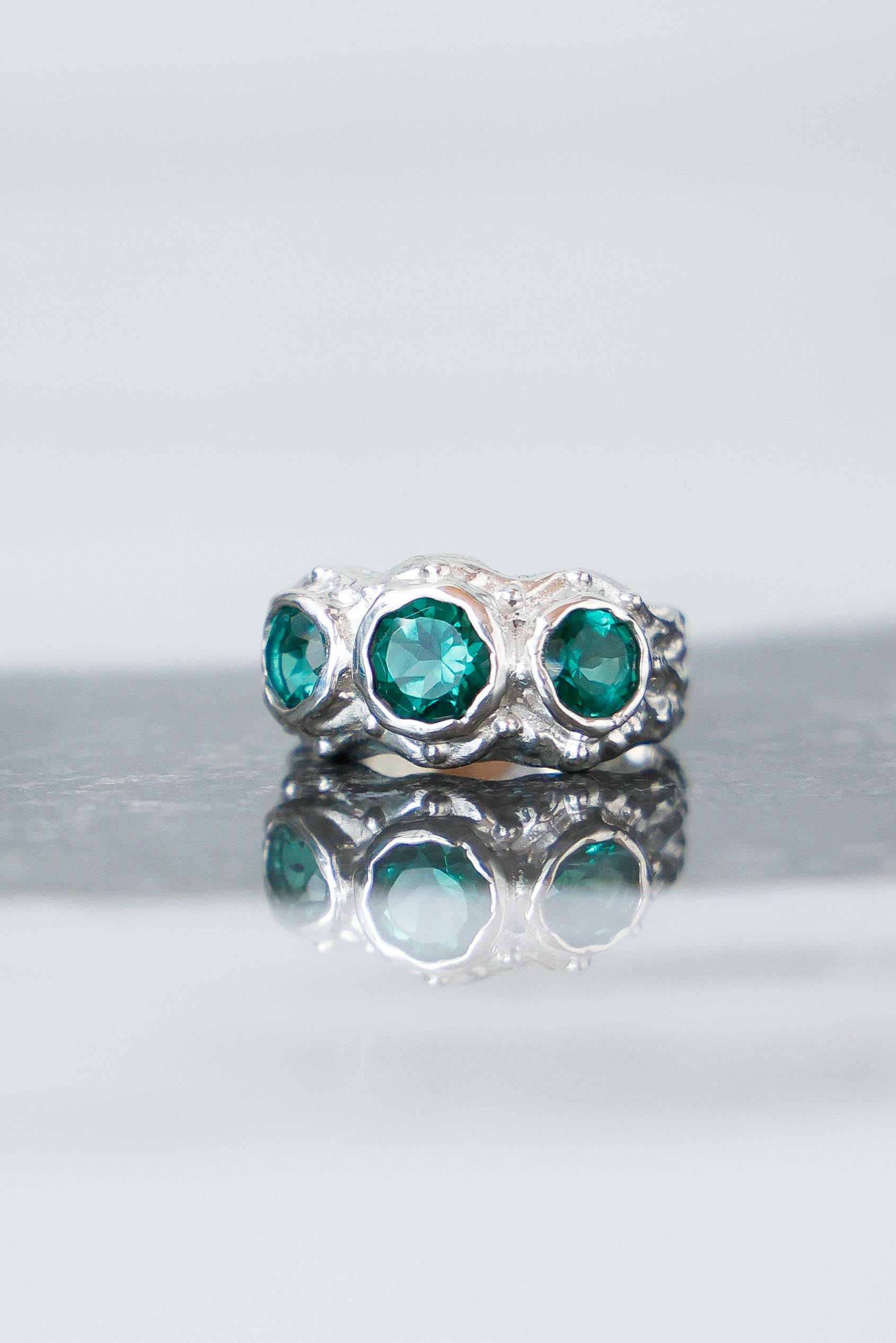 ANILLO SOLENE DE PLATA Y CUARZOS VERDES